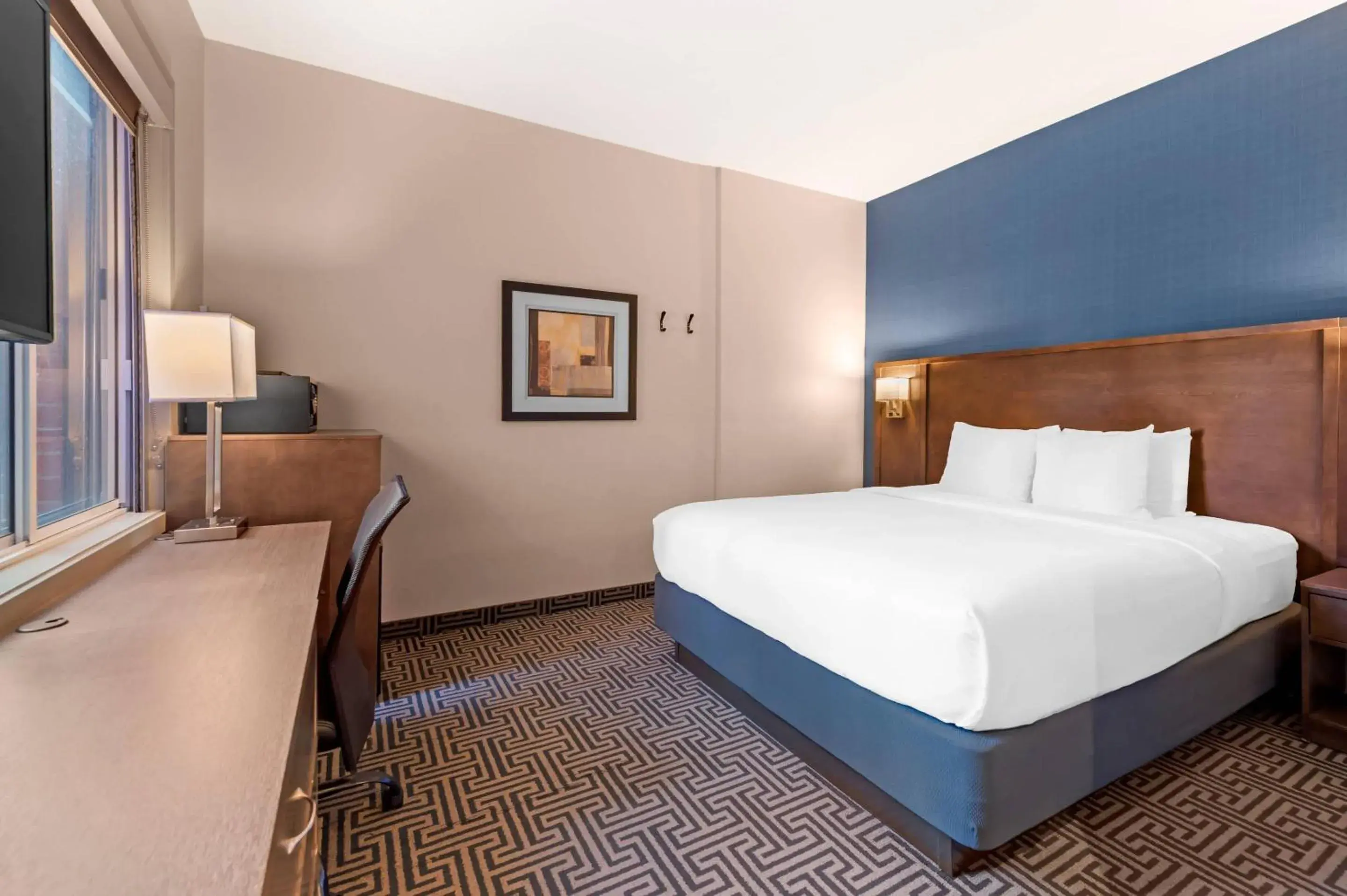 Queen Room - Non-Smoking in Quality Inn Centre-Ville Queen Room - Non-Smoking in Quality Inn Centre-Ville