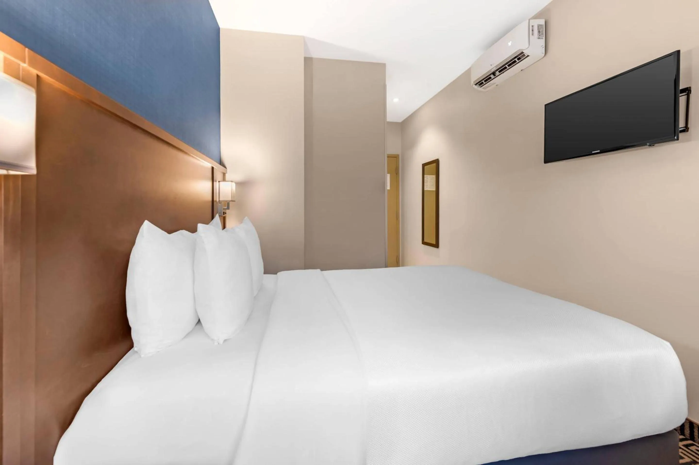 Bedroom, Bed in Quality Inn Centre-Ville