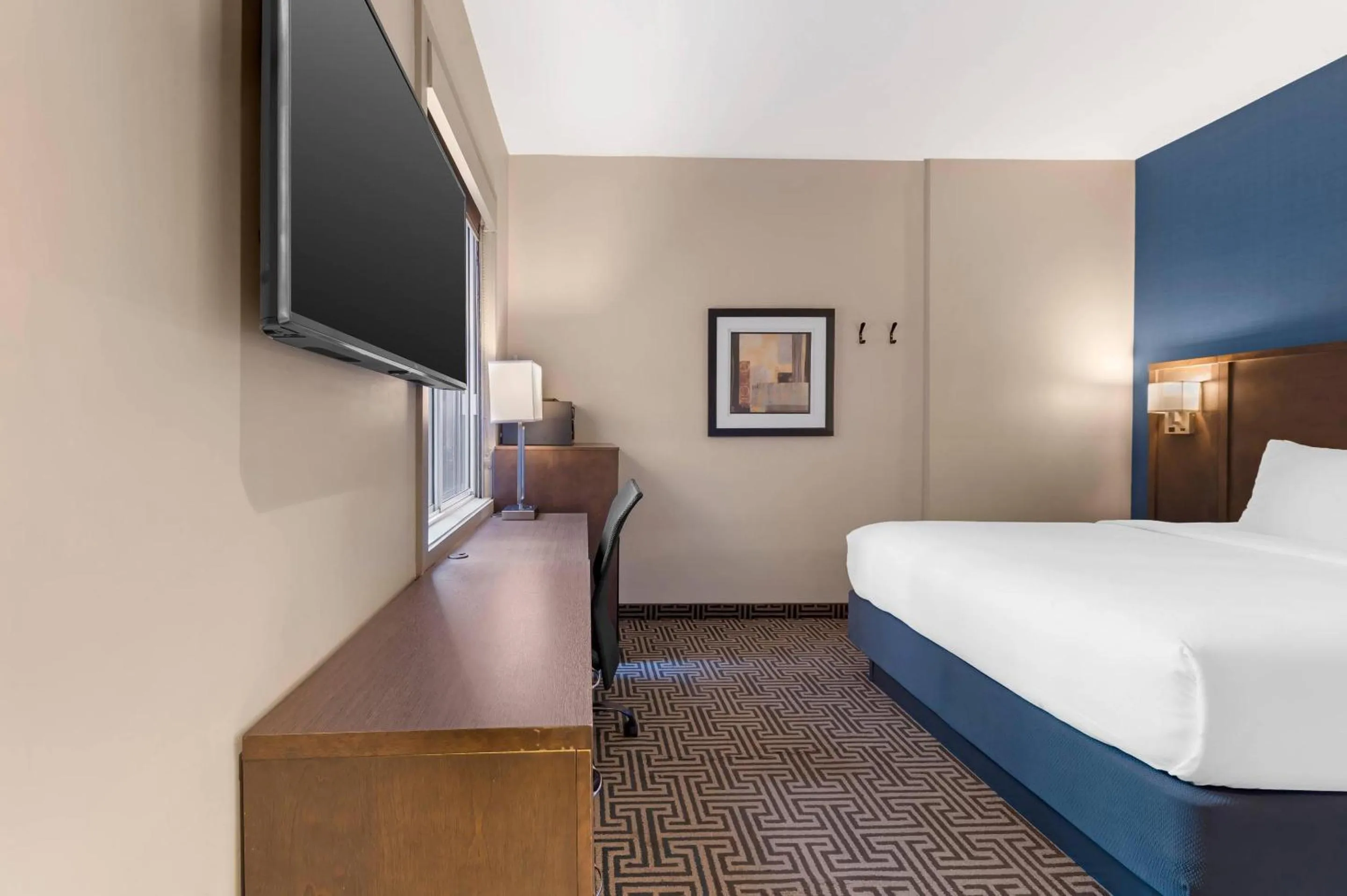 Bedroom, Bed in Quality Inn Centre-Ville