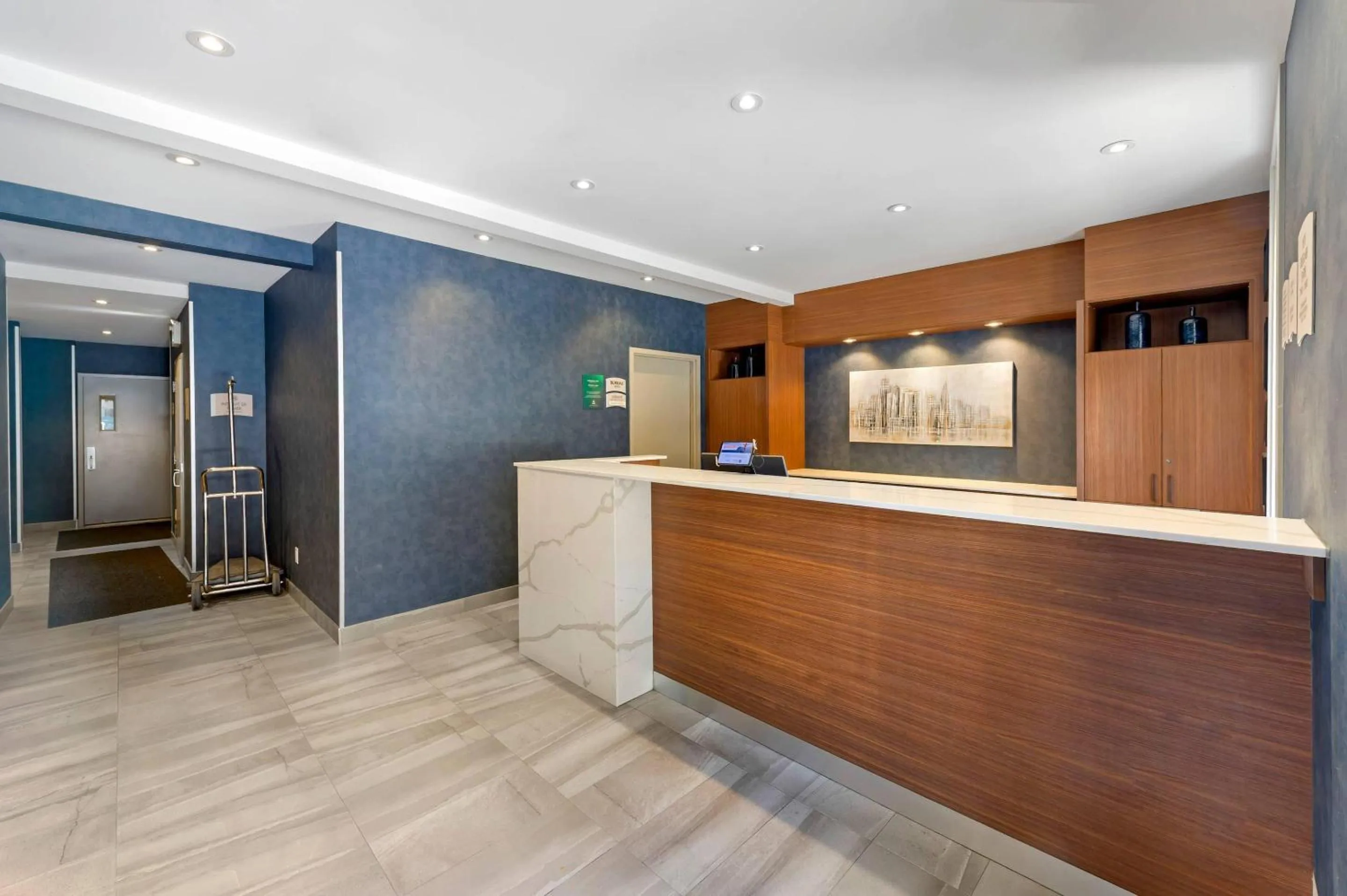 Lobby or reception in Quality Inn Centre-Ville