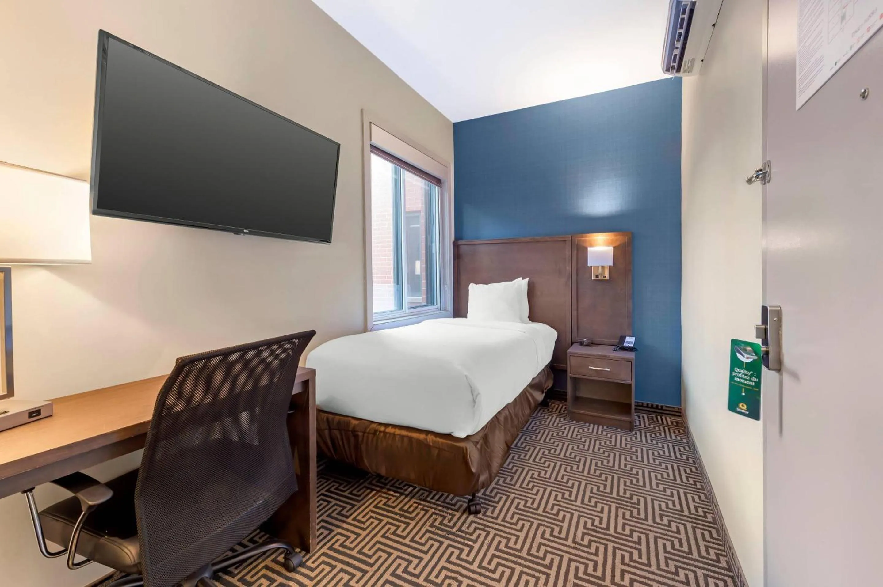 Bedroom, Bed in Quality Inn Centre-Ville