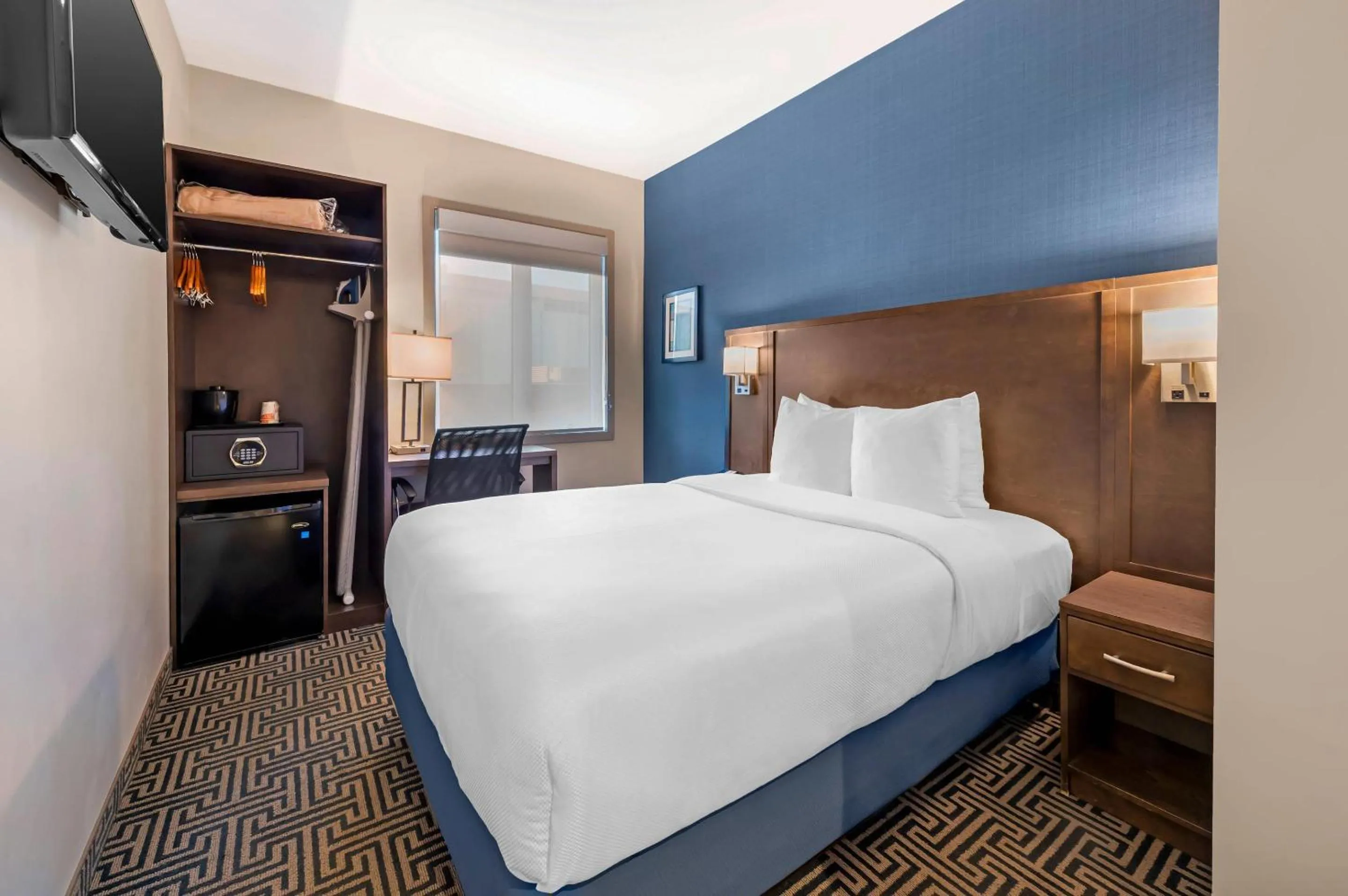 Bedroom, Bed in Quality Inn Centre-Ville