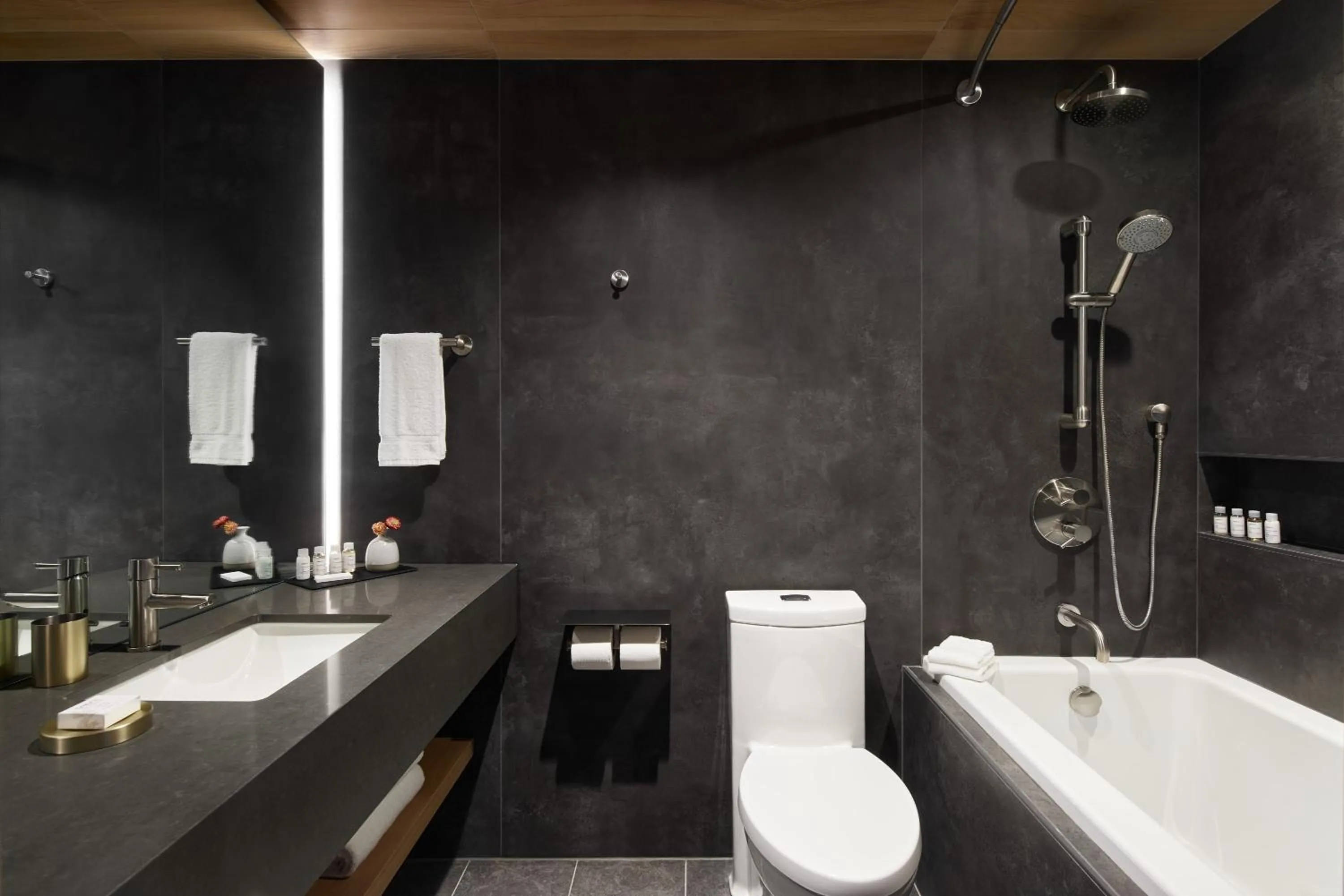 Shower in Hôtel de l'ITHQ