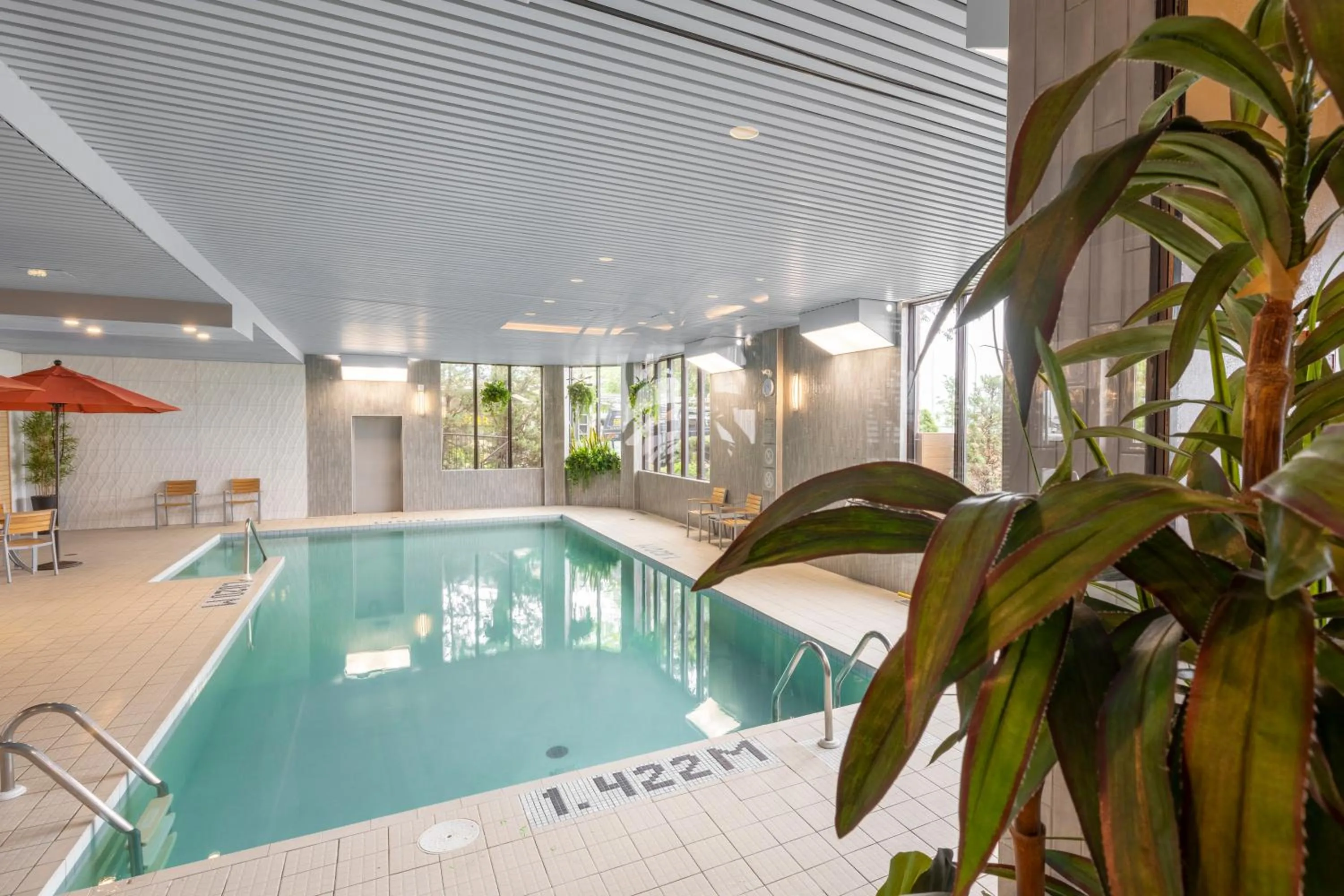 Swimming pool in Hôtel WelcomInns