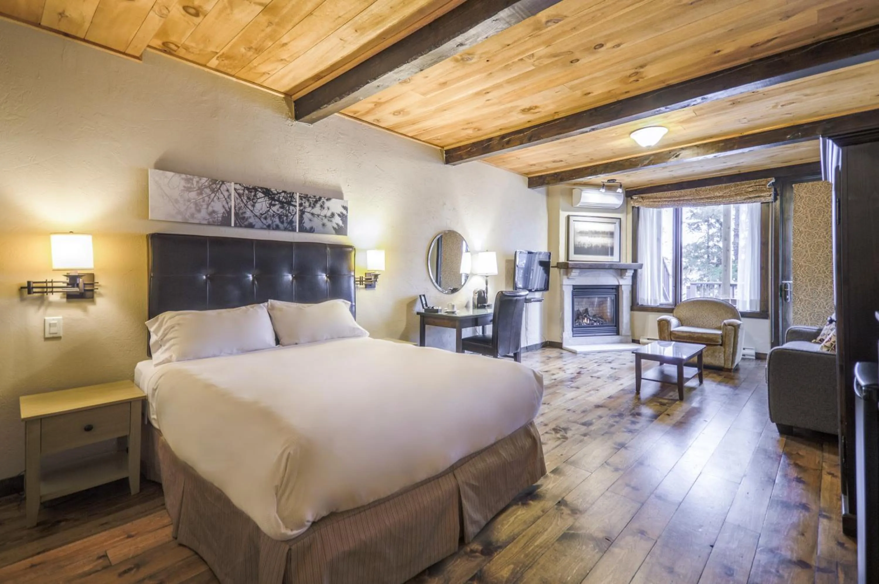 Bed in Auberge du Lac Taureau et Condos