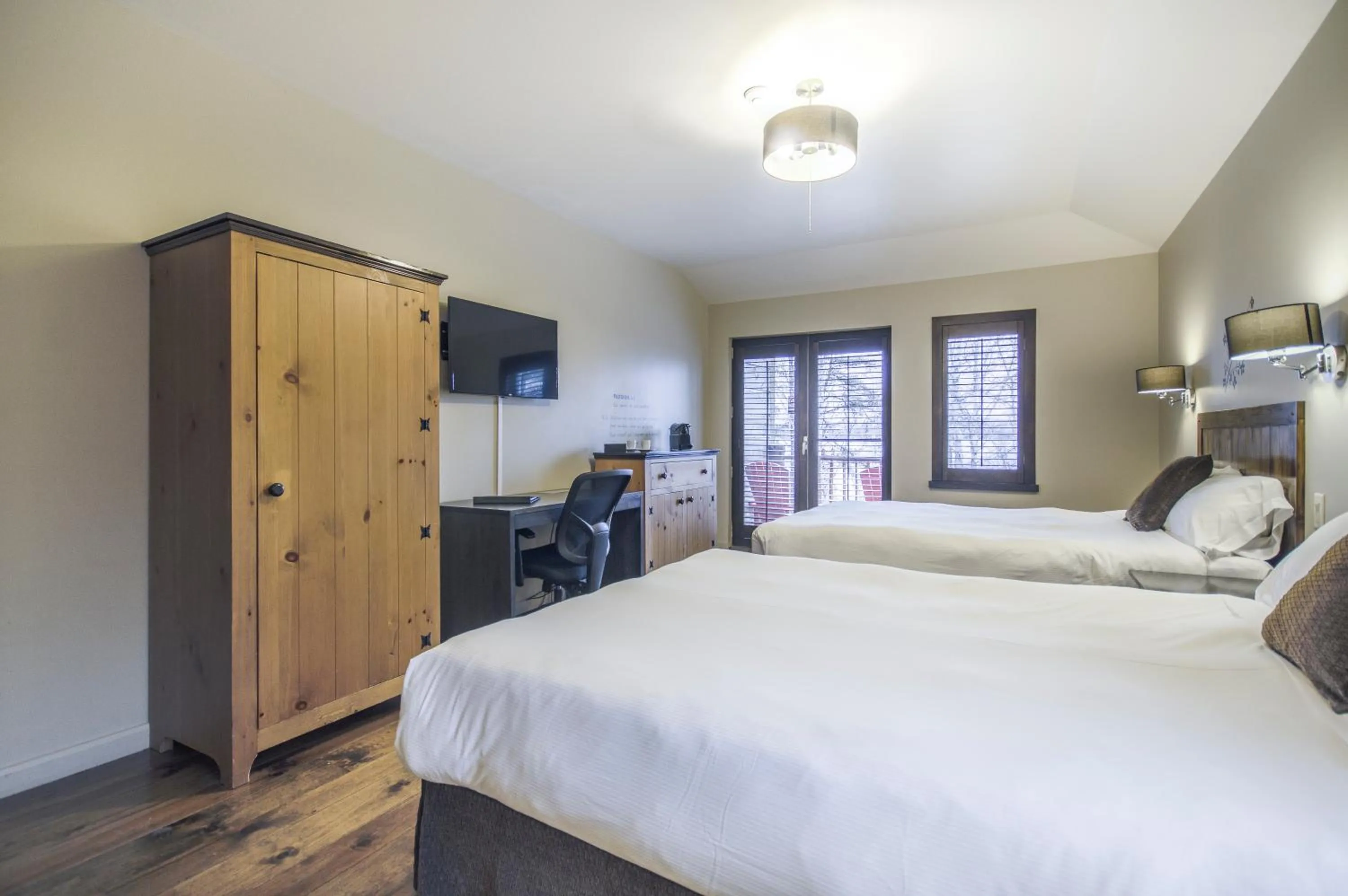 Photo of the whole room, Bed in Auberge du Lac Taureau et Condos