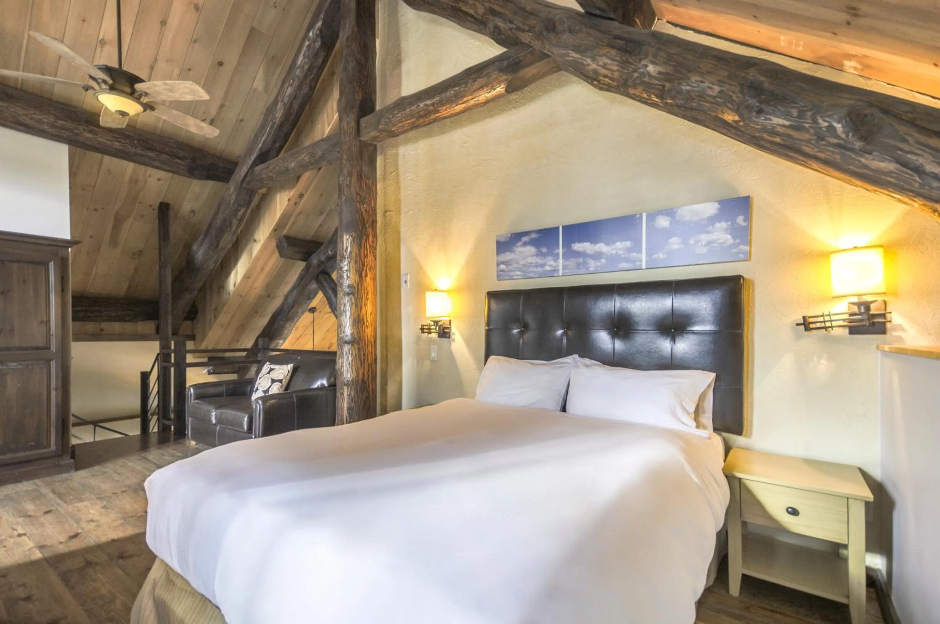 Bed in Auberge du Lac Taureau et Condos