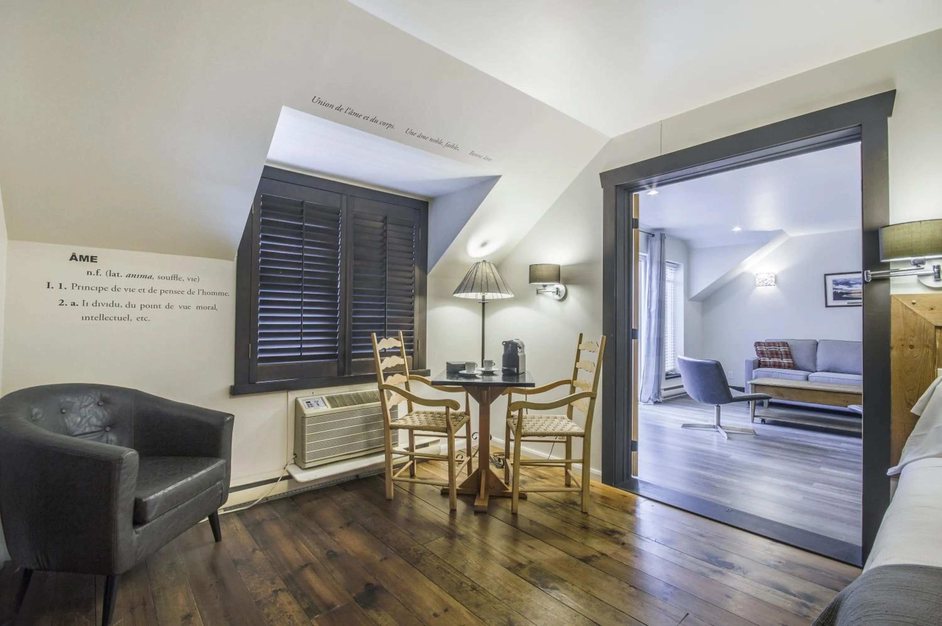 Seating area, Bed in Auberge du Lac Taureau et Condos
