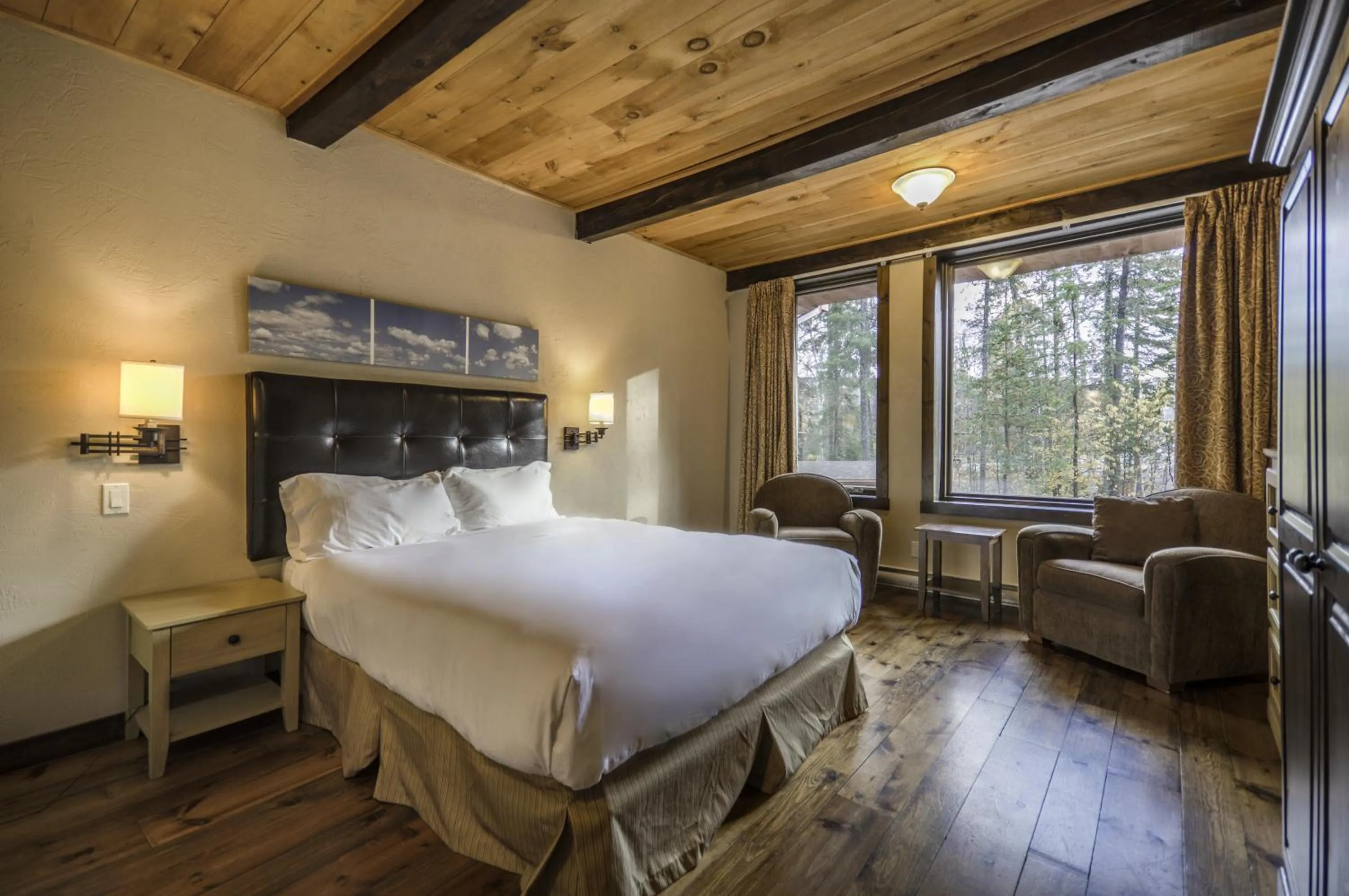 Bed in Auberge du Lac Taureau et Condos