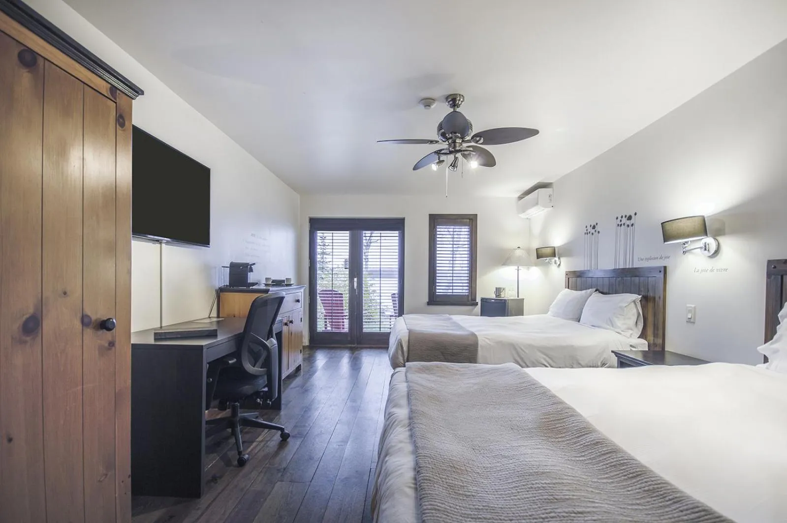 Photo of the whole room, Bed in Auberge du Lac Taureau et Condos