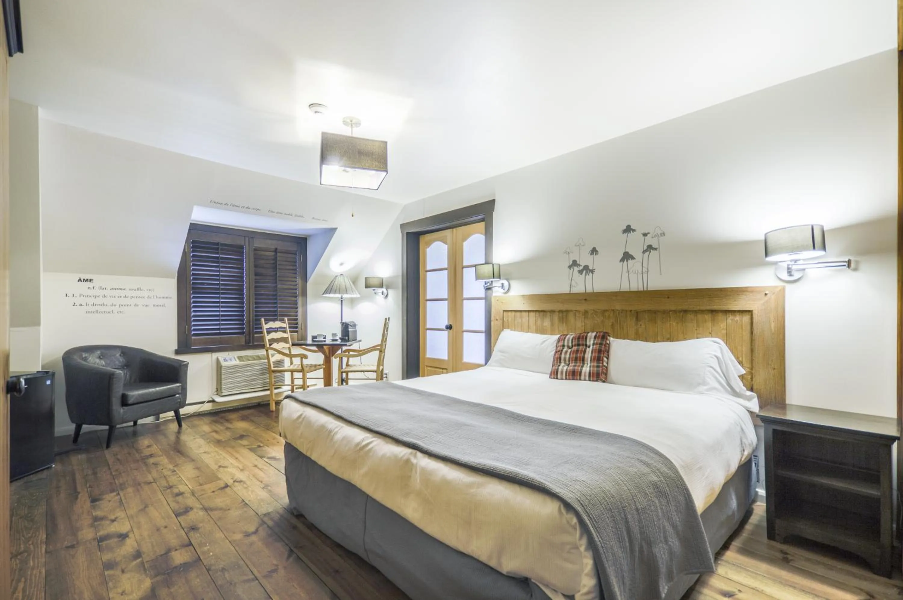 Bed in Auberge du Lac Taureau et Condos