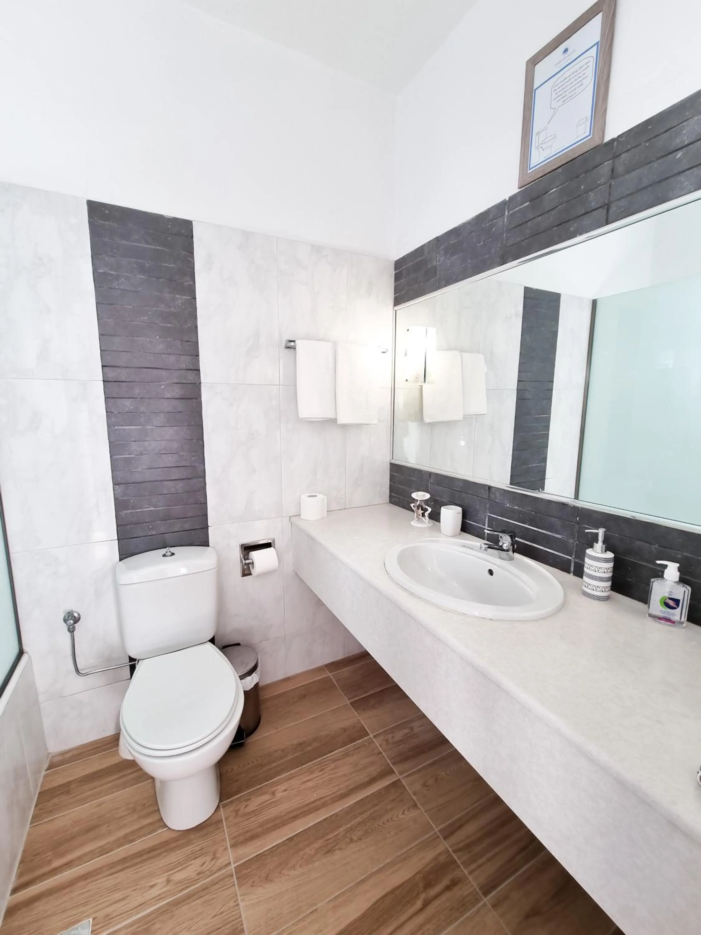 Shower in Penélope Hotel