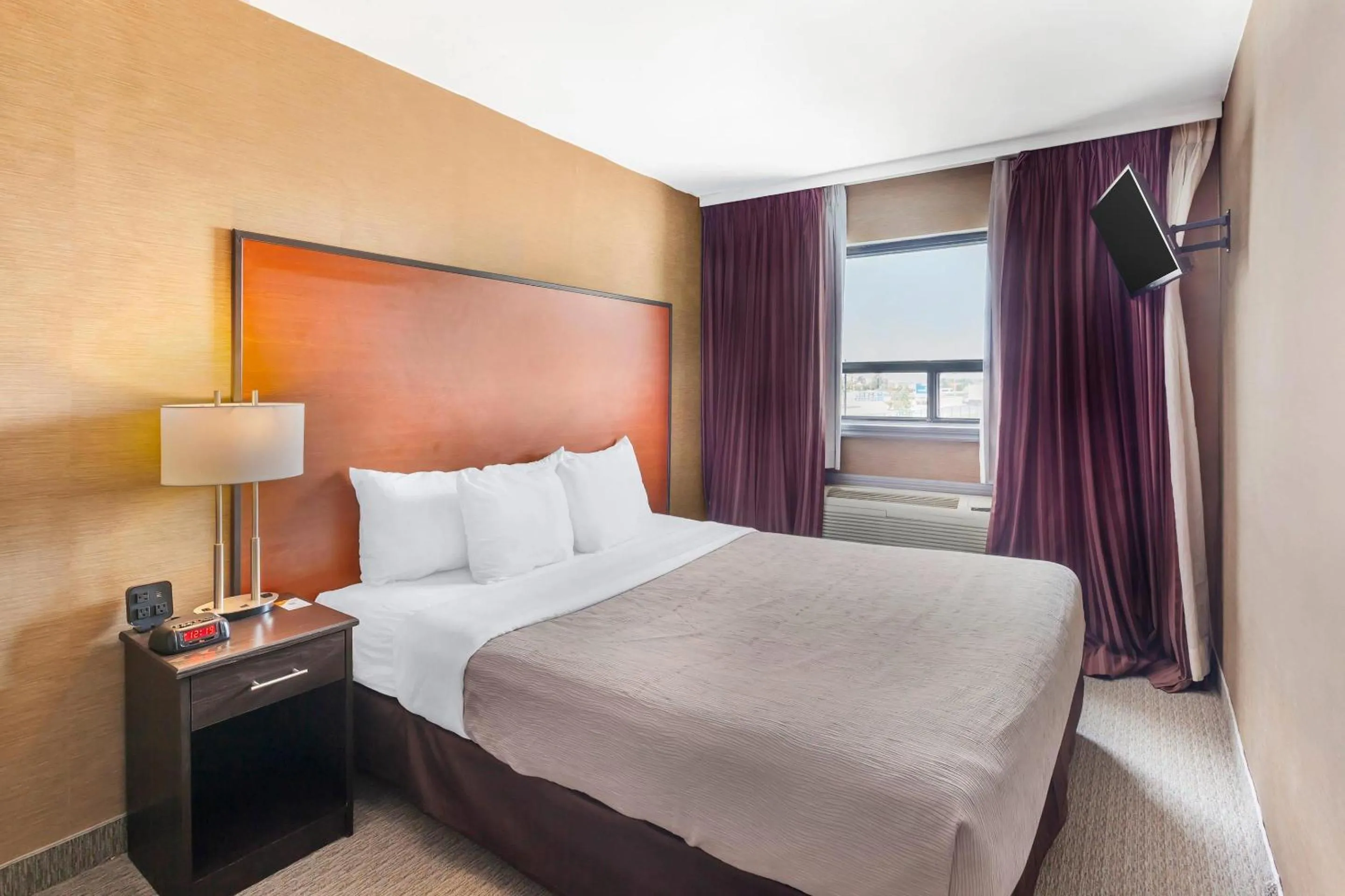 Bedroom, Bed in Quality Inn Toronto Airport