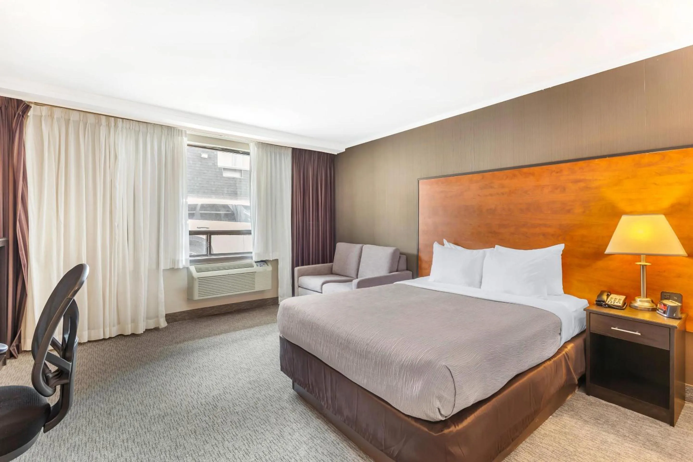 Bedroom, Bed in Quality Inn Toronto Airport