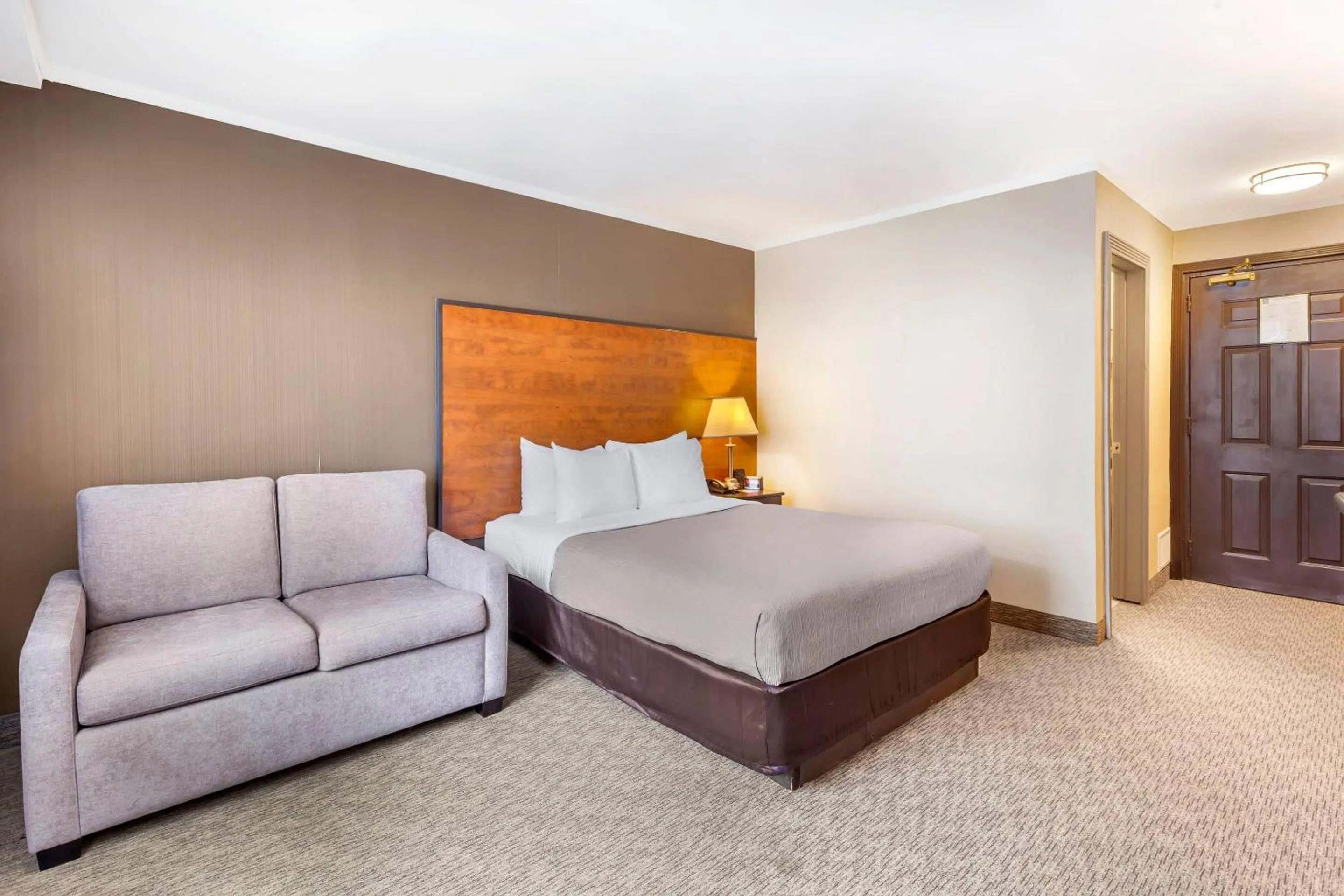 Bedroom, Bed in Quality Inn Toronto Airport