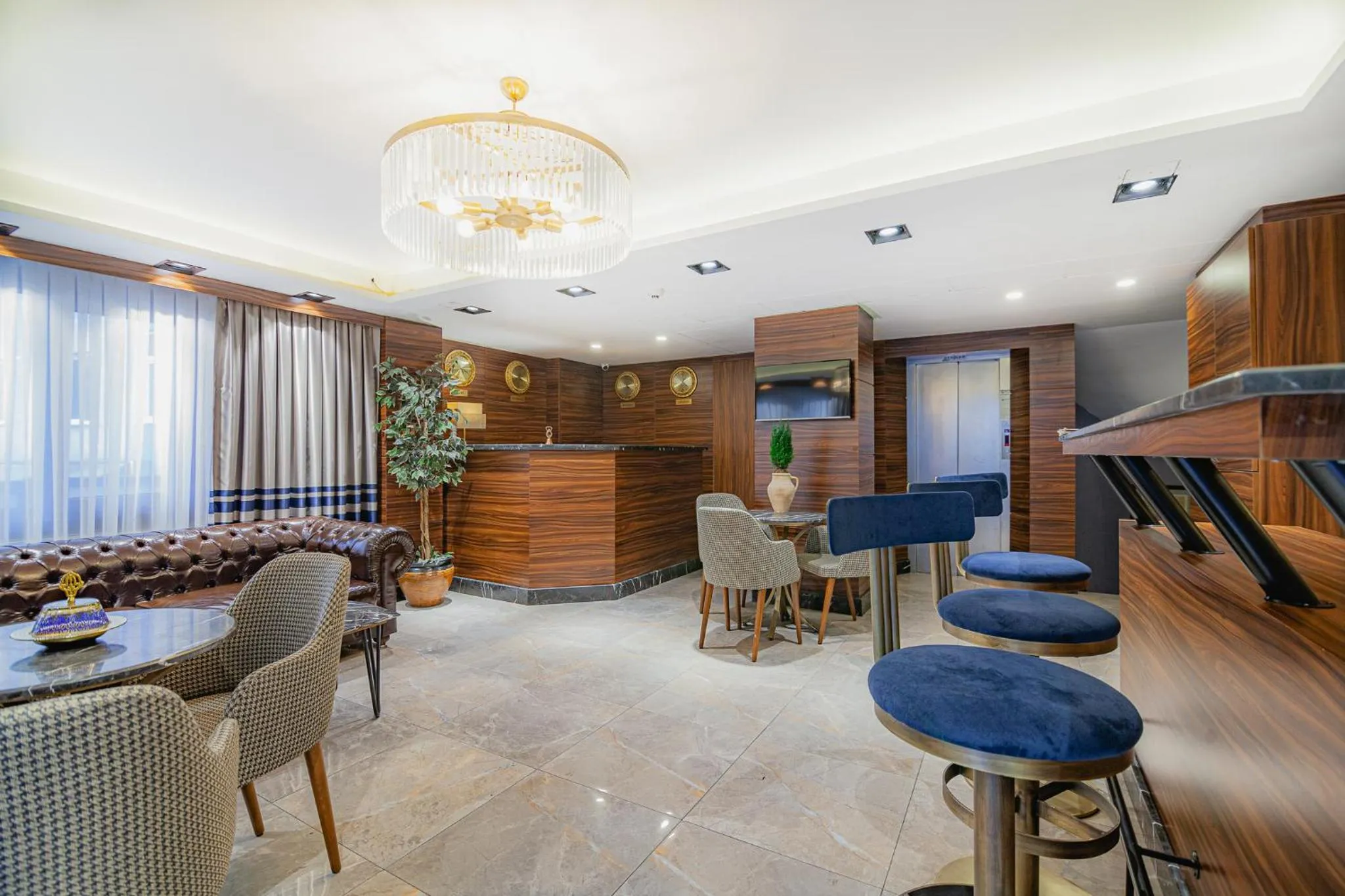 Communal lounge/ TV room in La Palace Exclusive Design