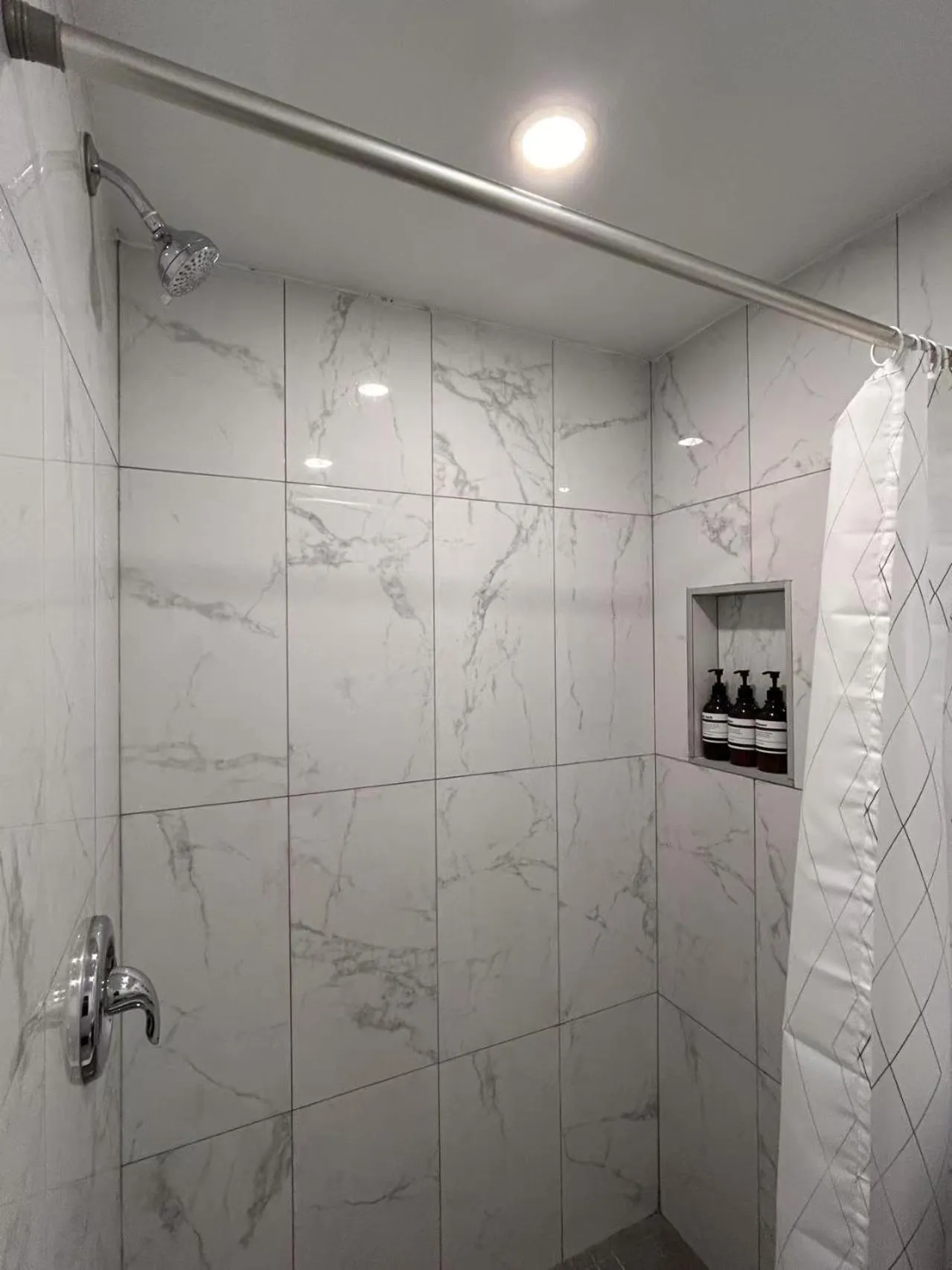 Shower in Hotel La Residence du Voyageur