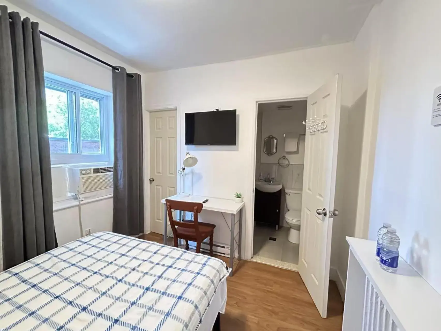 Budget Room in Hotel La Residence du Voyageur Budget Room in Hotel La Residence du Voyageur