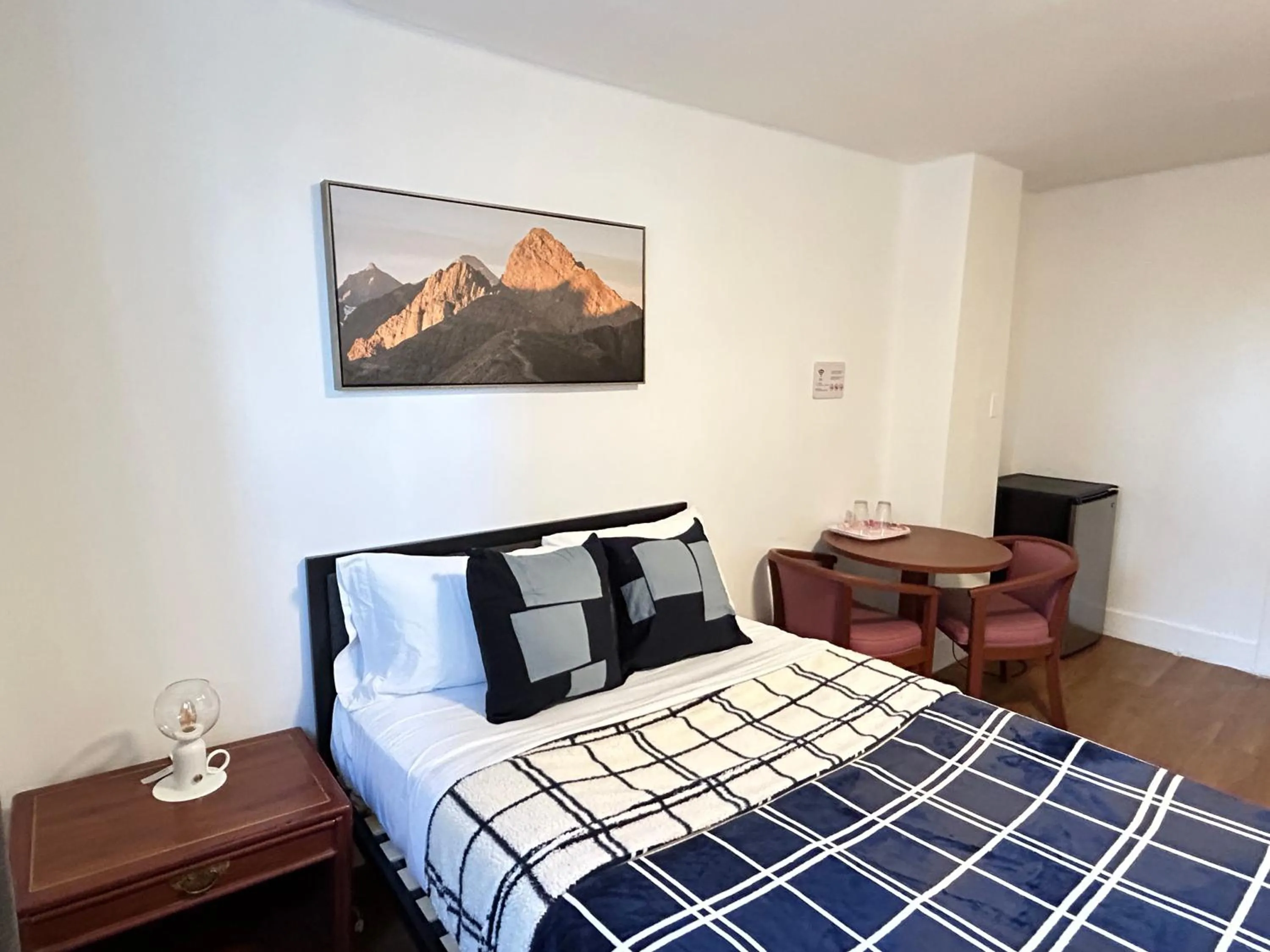 Bed in Hotel La Residence du Voyageur