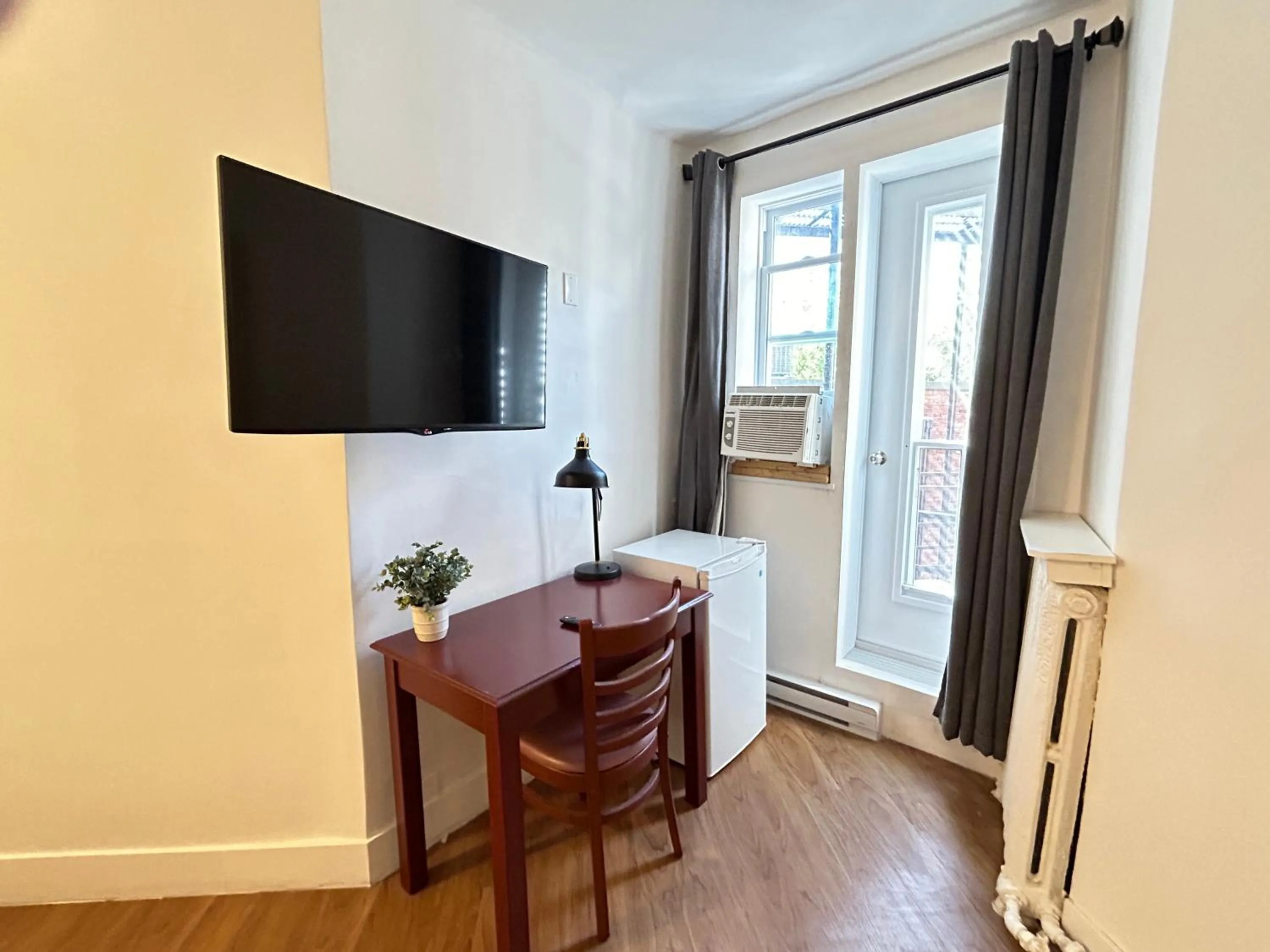 TV and multimedia in Hotel La Residence du Voyageur