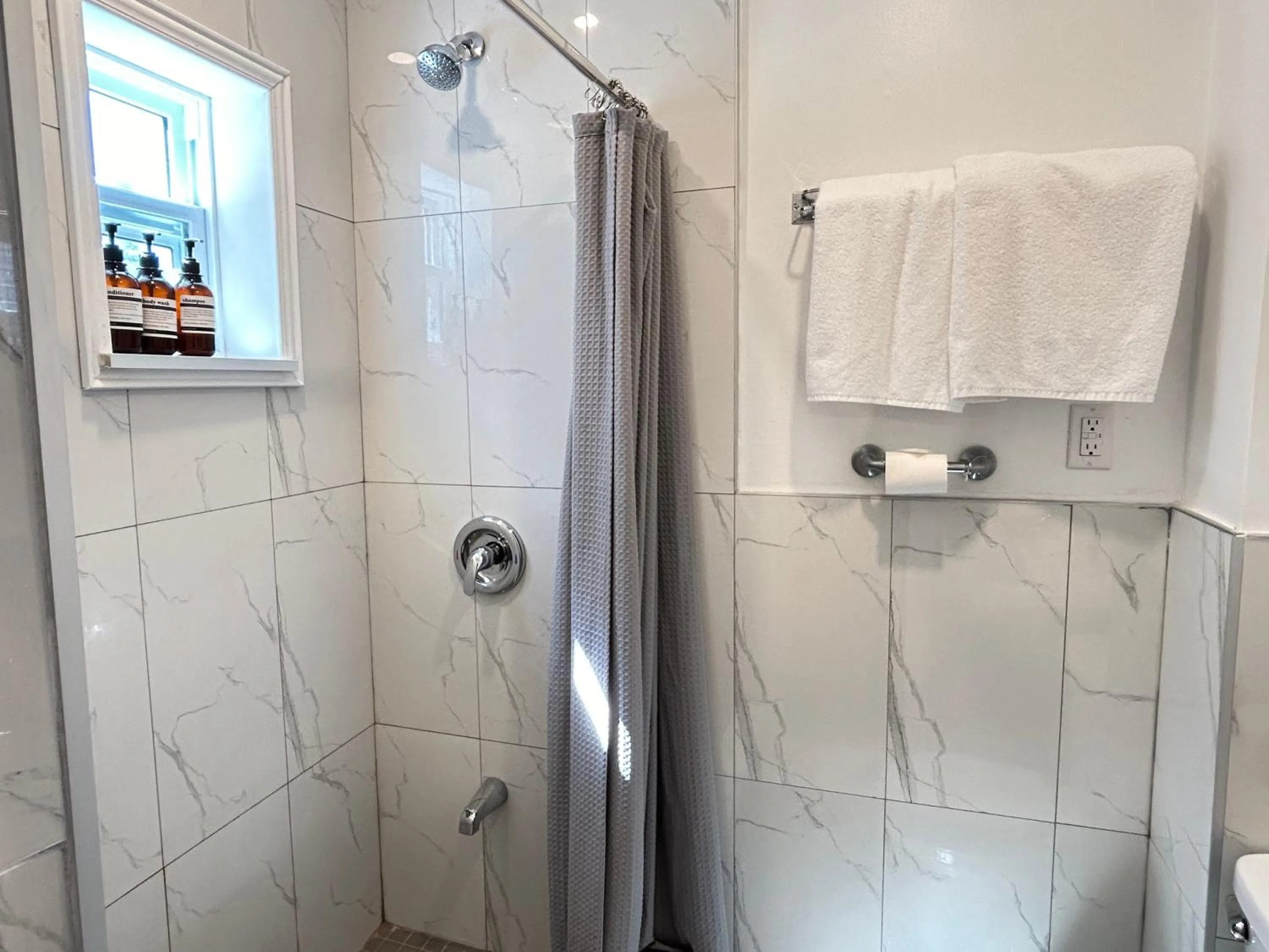 Shower in Hotel La Residence du Voyageur