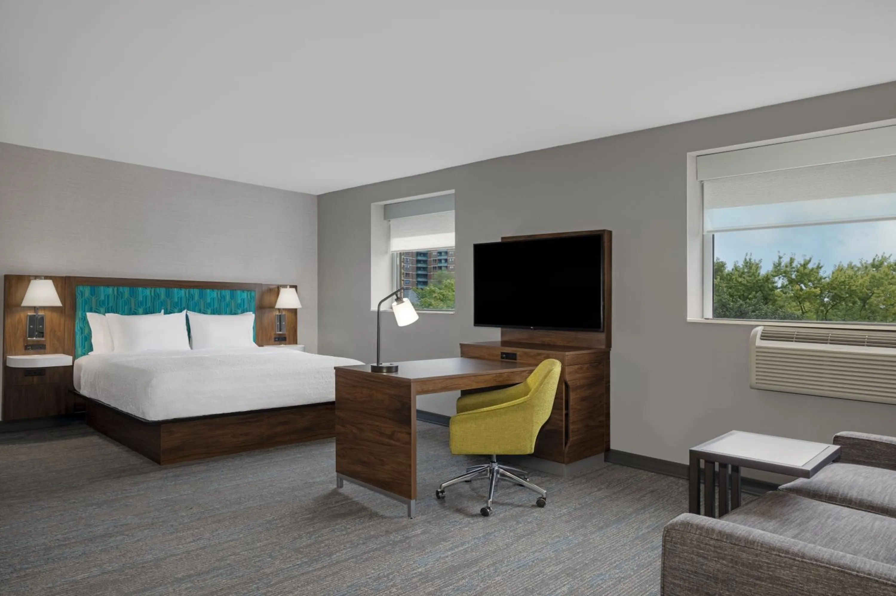 TV and multimedia, Bed in Hampton Inn & Suites by Hilton Toronto Downtown