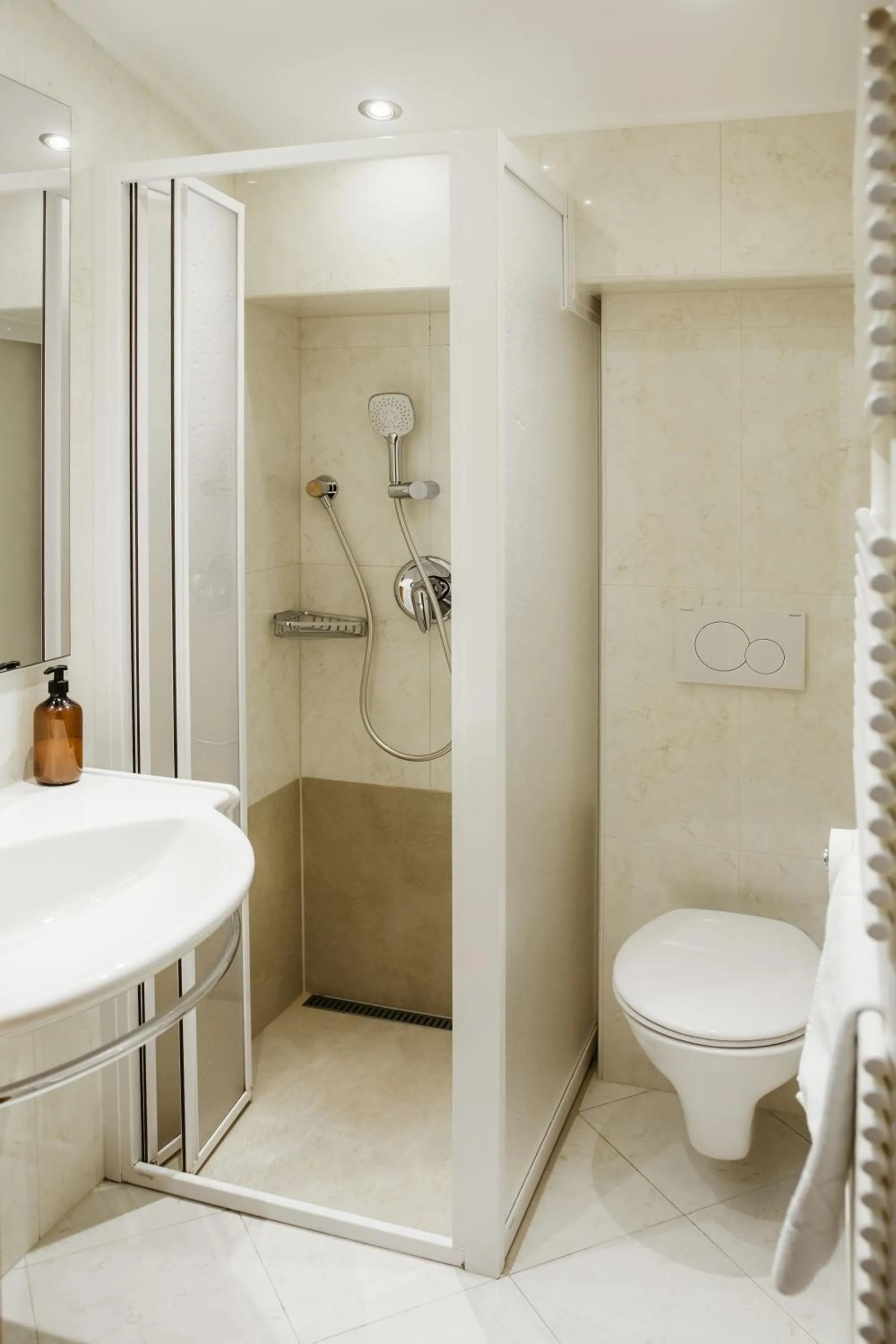 Shower in Pension Baranekhof - accommodation in nature - Baranek Resorts