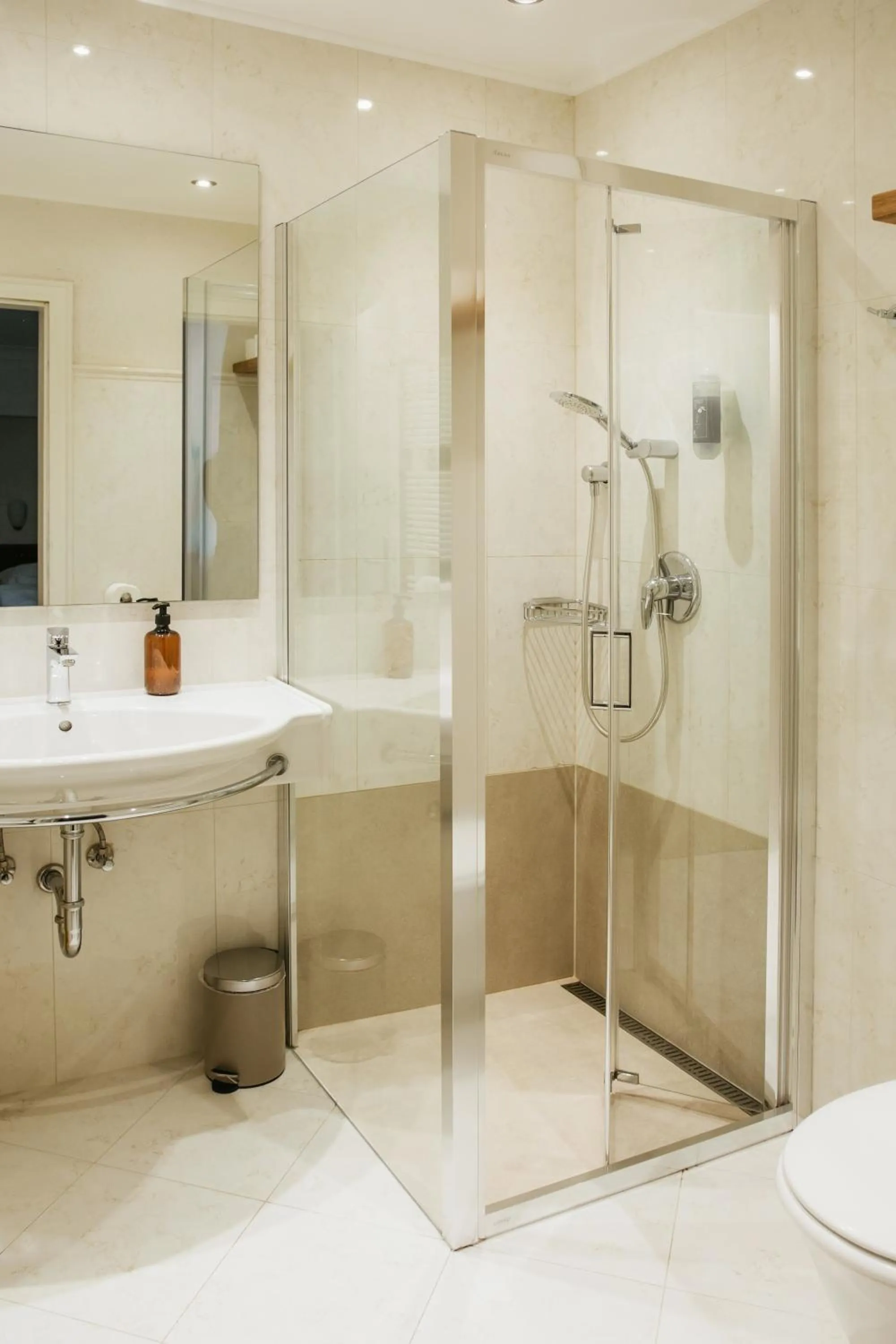 Shower in Pension Baranekhof - accommodation in nature - Baranek Resorts