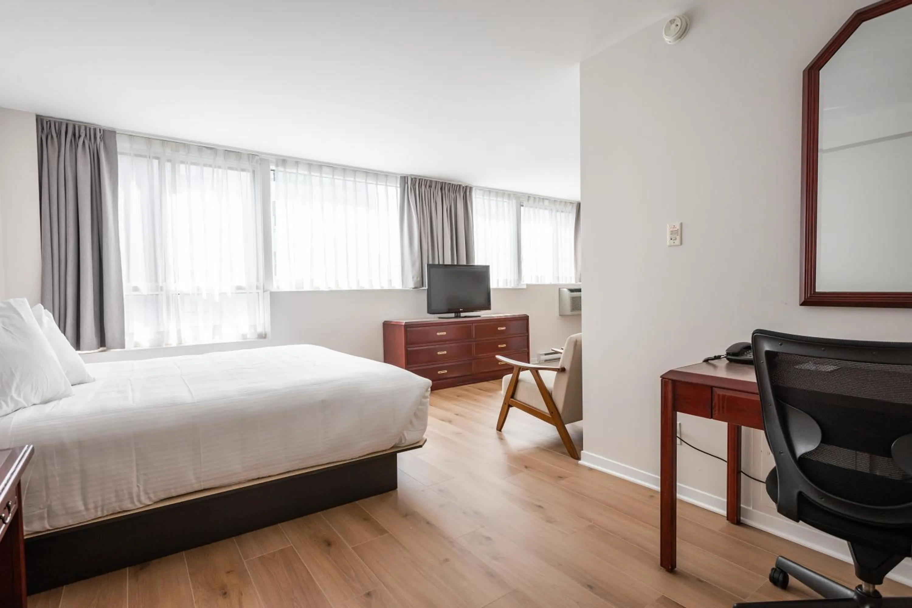 Seating area, Bed in Hotel les Suites Labelle