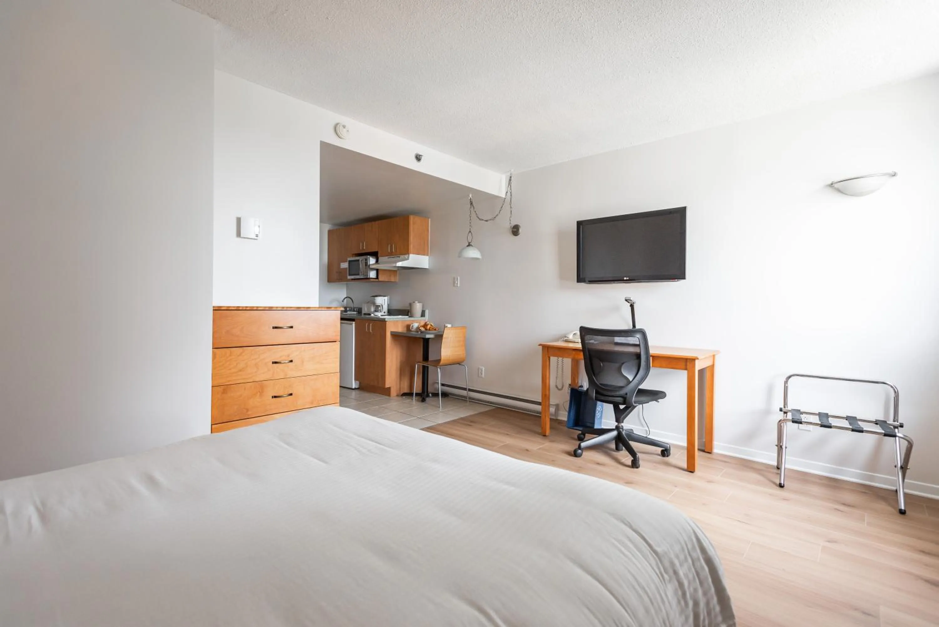Photo of the whole room, Bed in Hotel les Suites Labelle