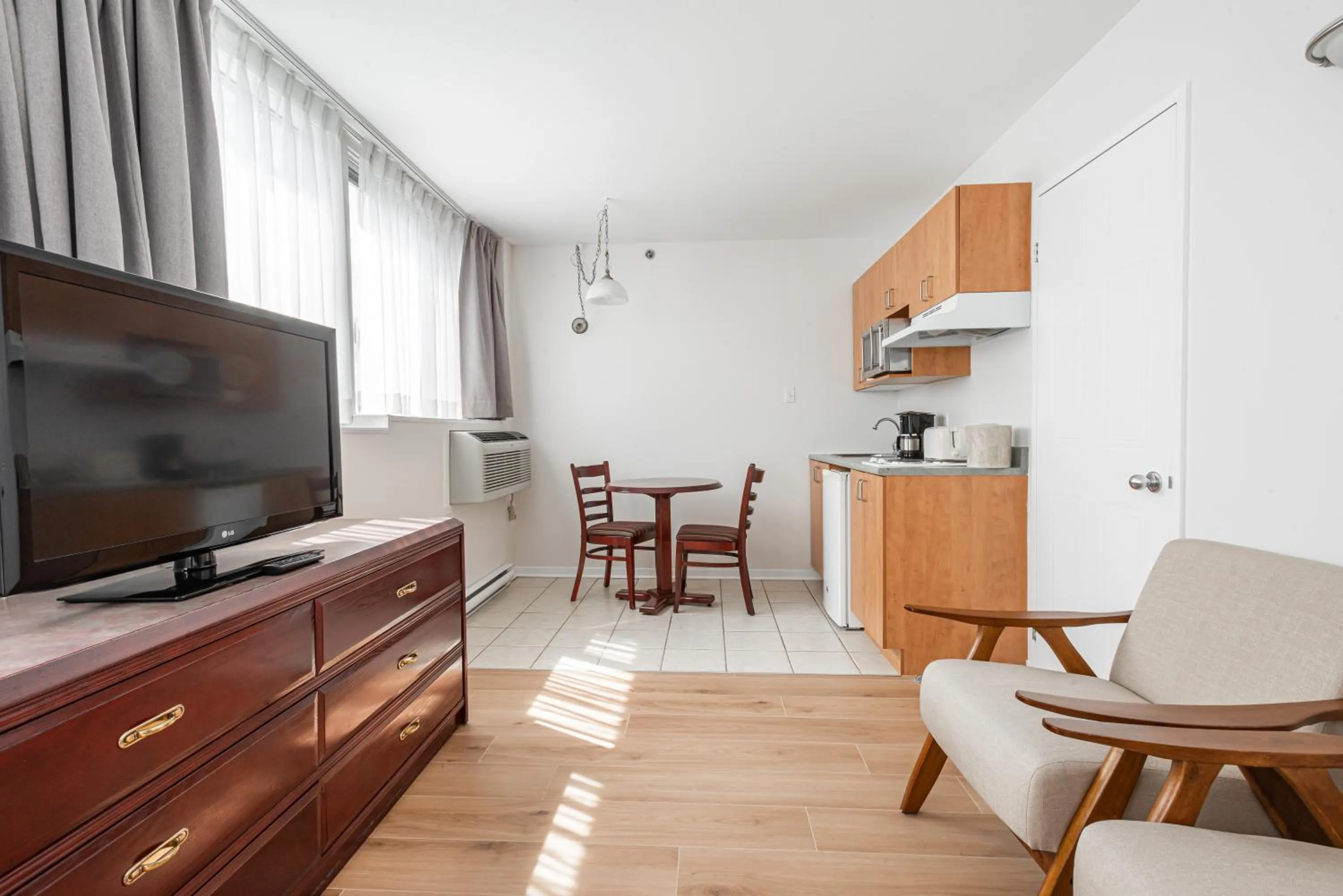 Kitchen or kitchenette in Hotel les Suites Labelle