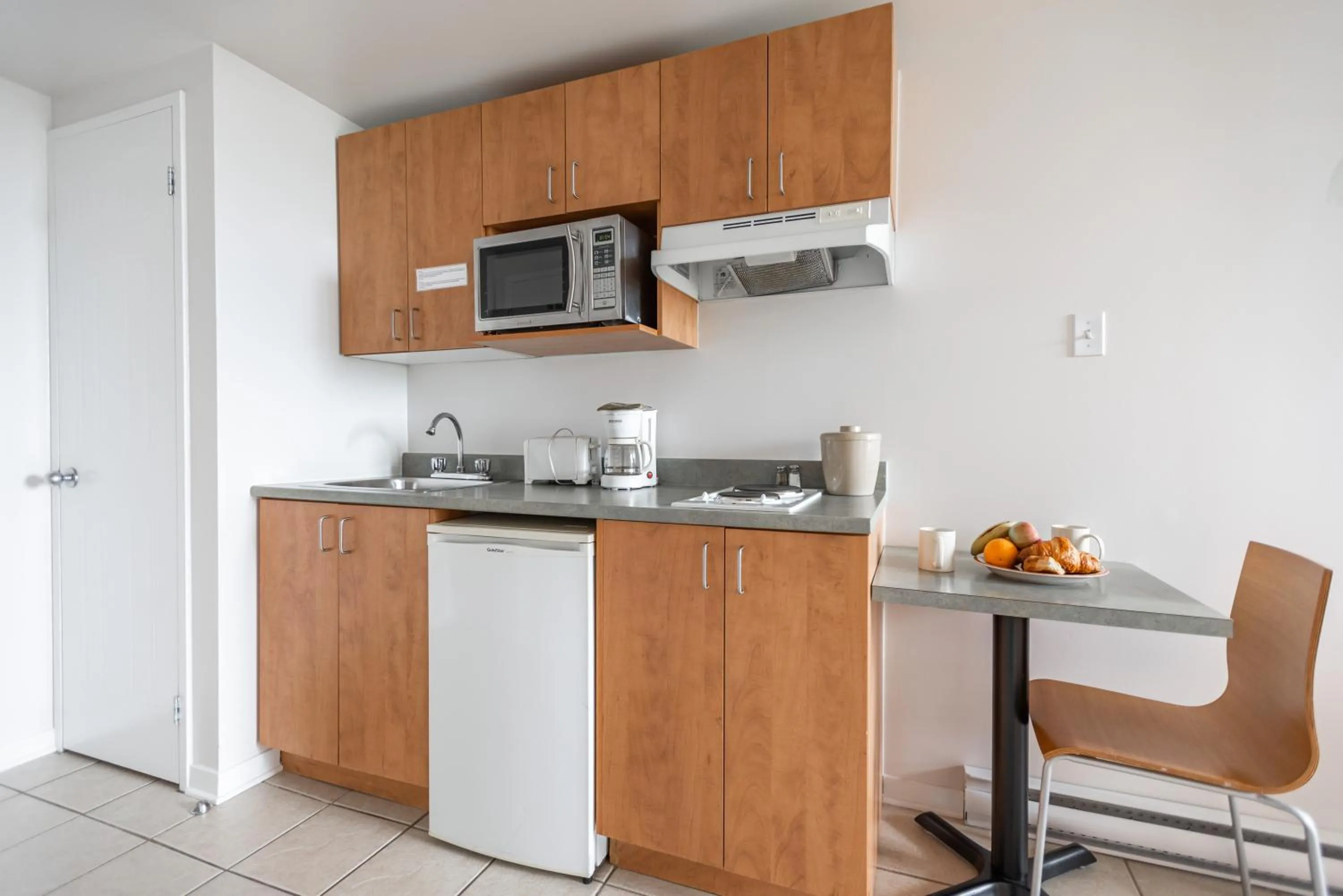Kitchen or kitchenette in Hotel les Suites Labelle