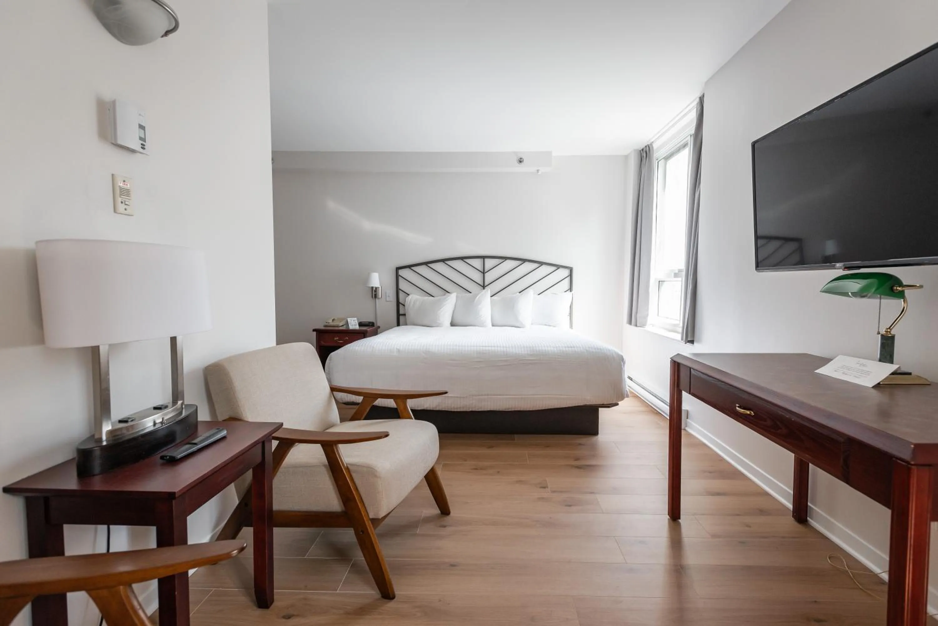 Kitchen or kitchenette, Bed in Hotel les Suites Labelle