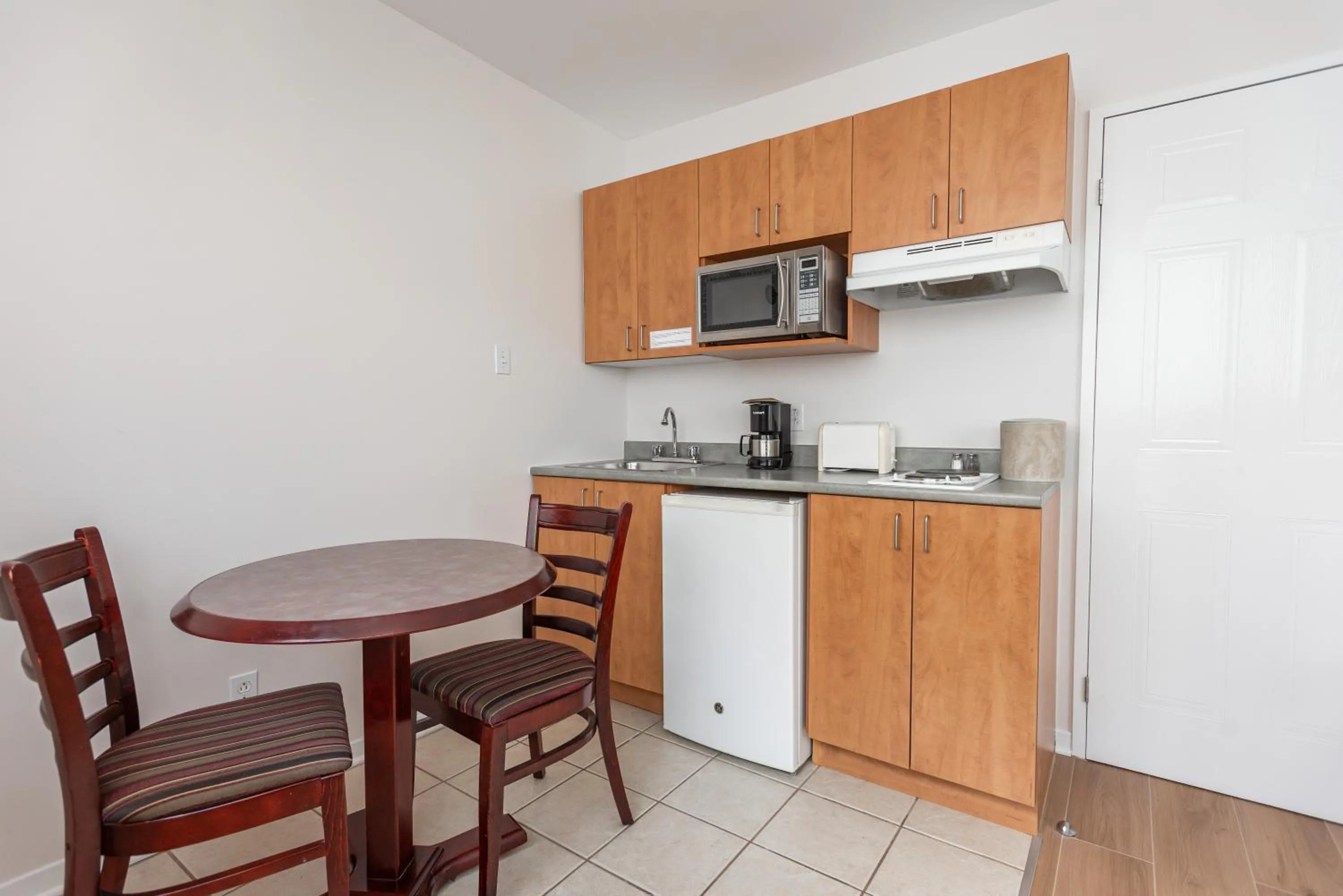Coffee/tea facilities in Hotel les Suites Labelle