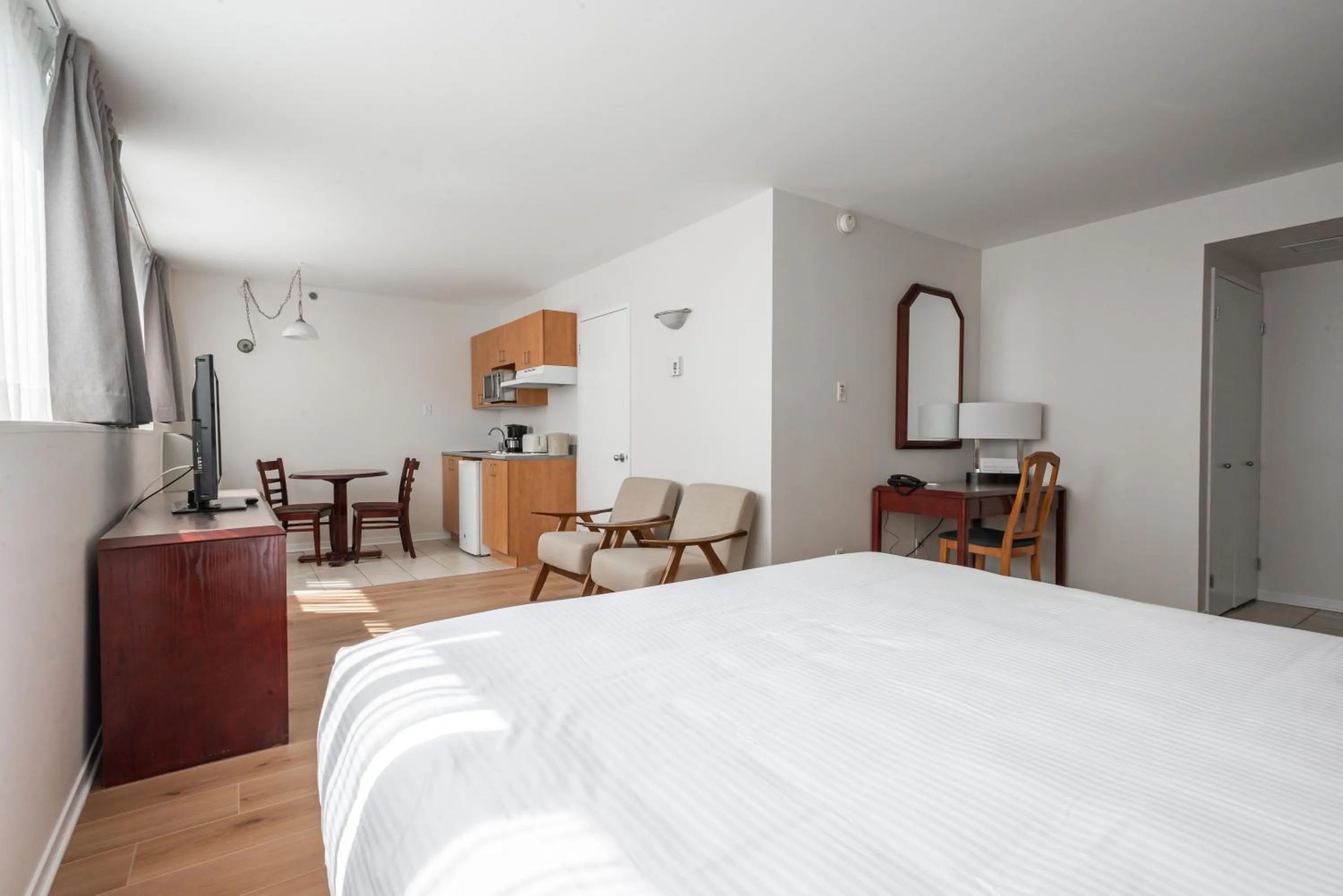 Bed in Hotel les Suites Labelle