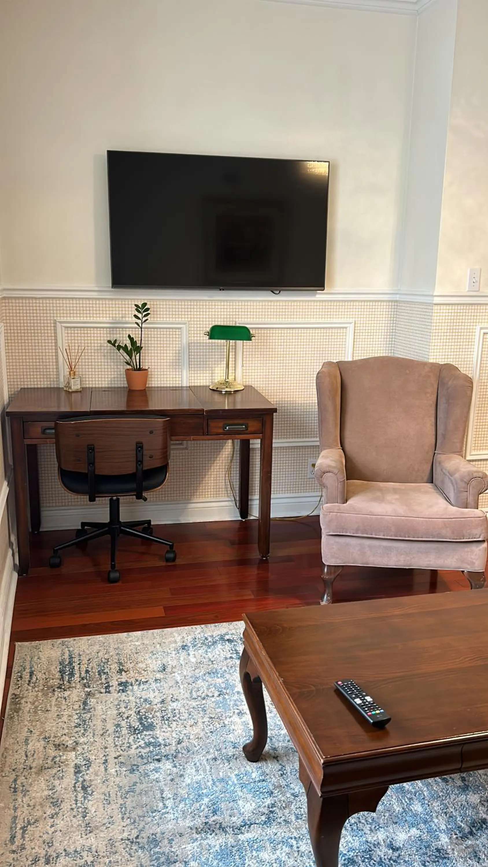 TV and multimedia in Parc Suites Hotel