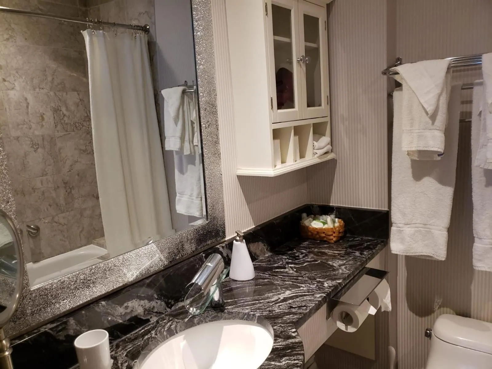 Toilet in Parc Suites Hotel