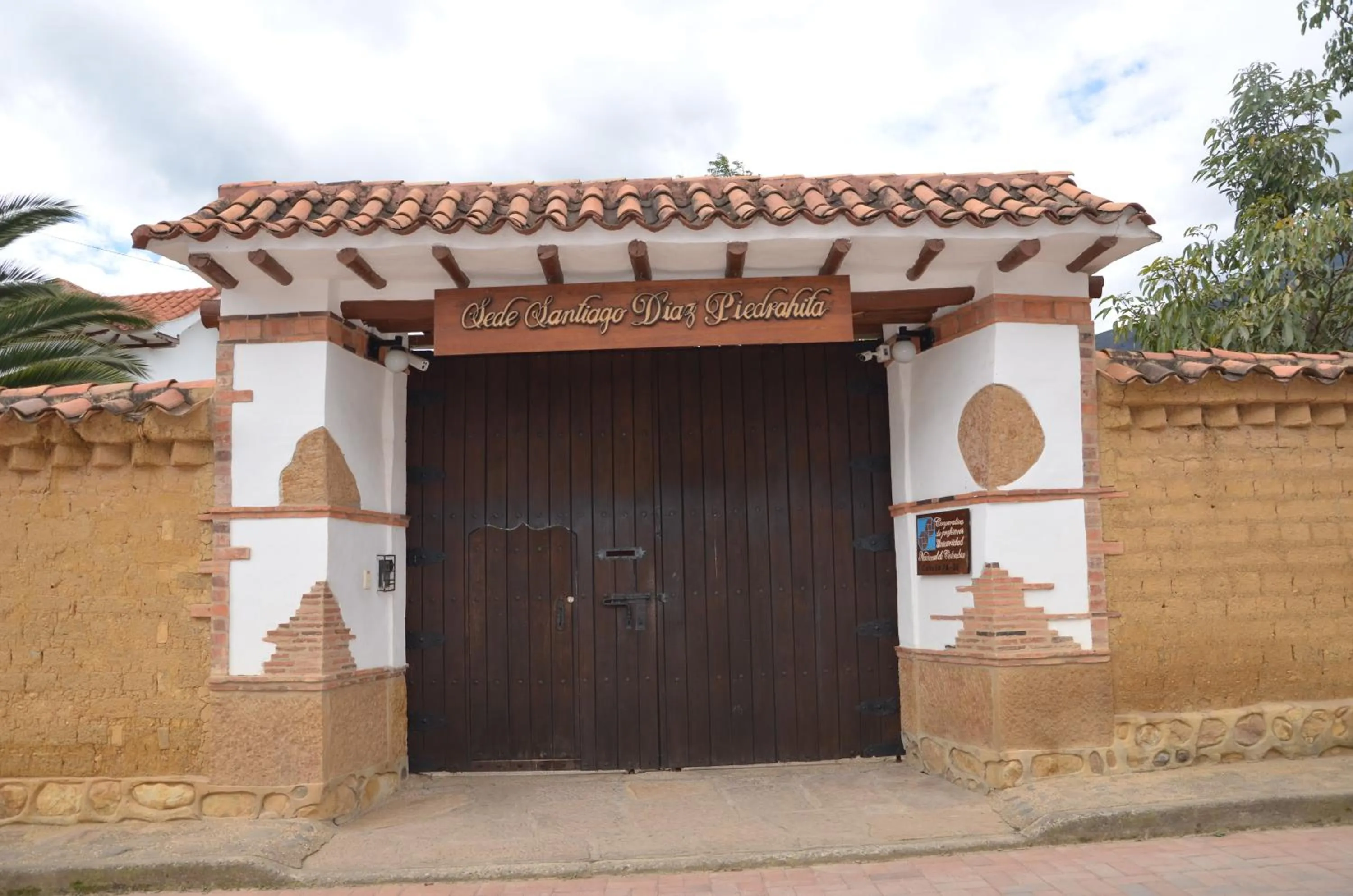 Facade/entrance, Property Building in Santiago Diaz Piedrahita