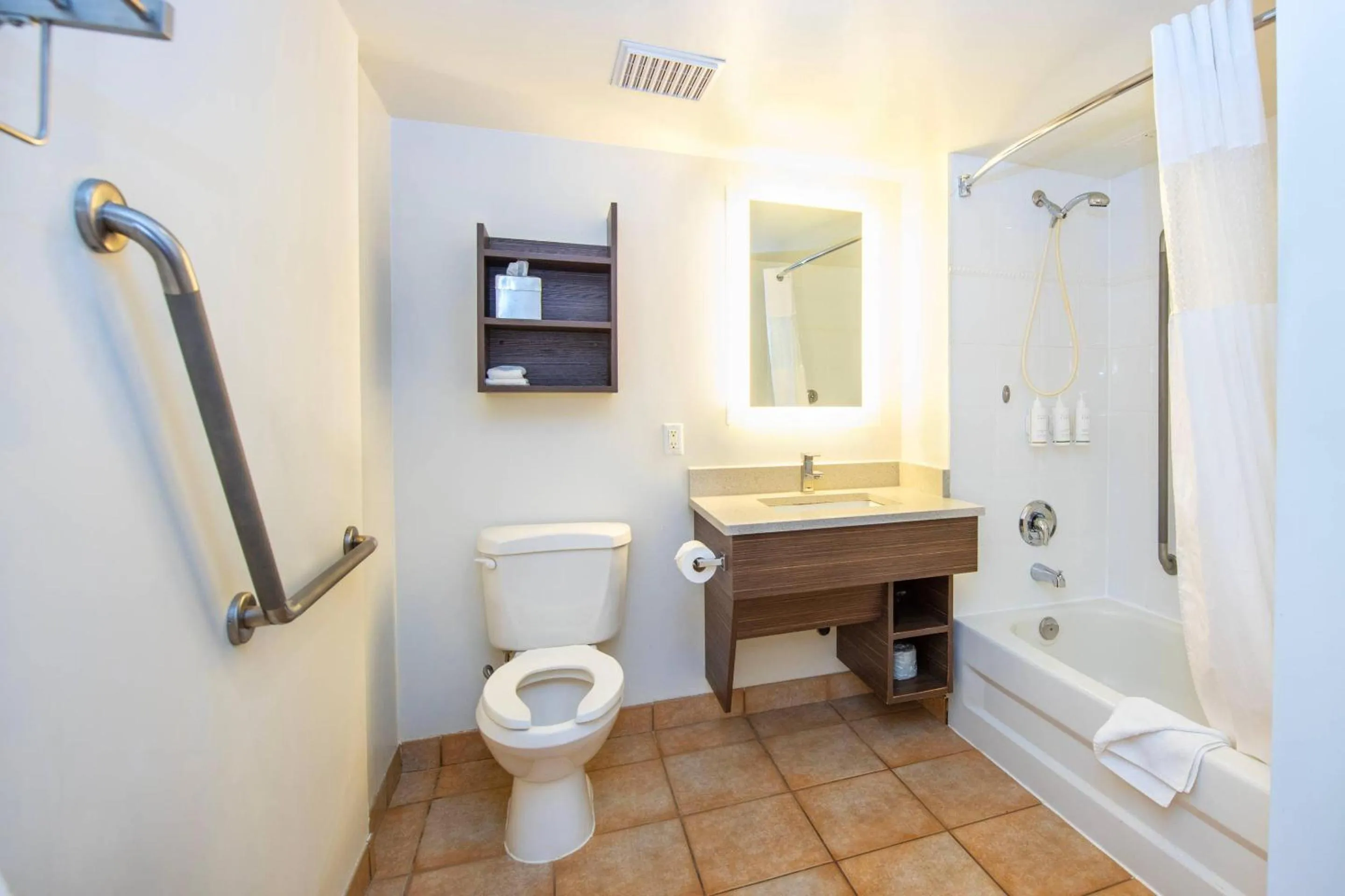 Bedroom in Grand Park Hotel & Suites Downtown Vancouver, an Ascend Collection Hotel