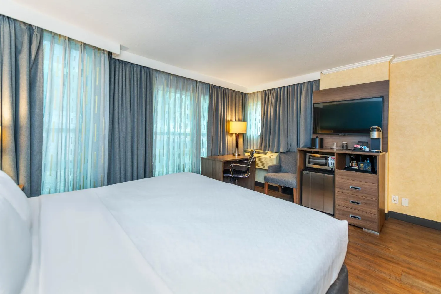 Bed in Grand Park Hotel & Suites Downtown Vancouver, an Ascend Collection Hotel