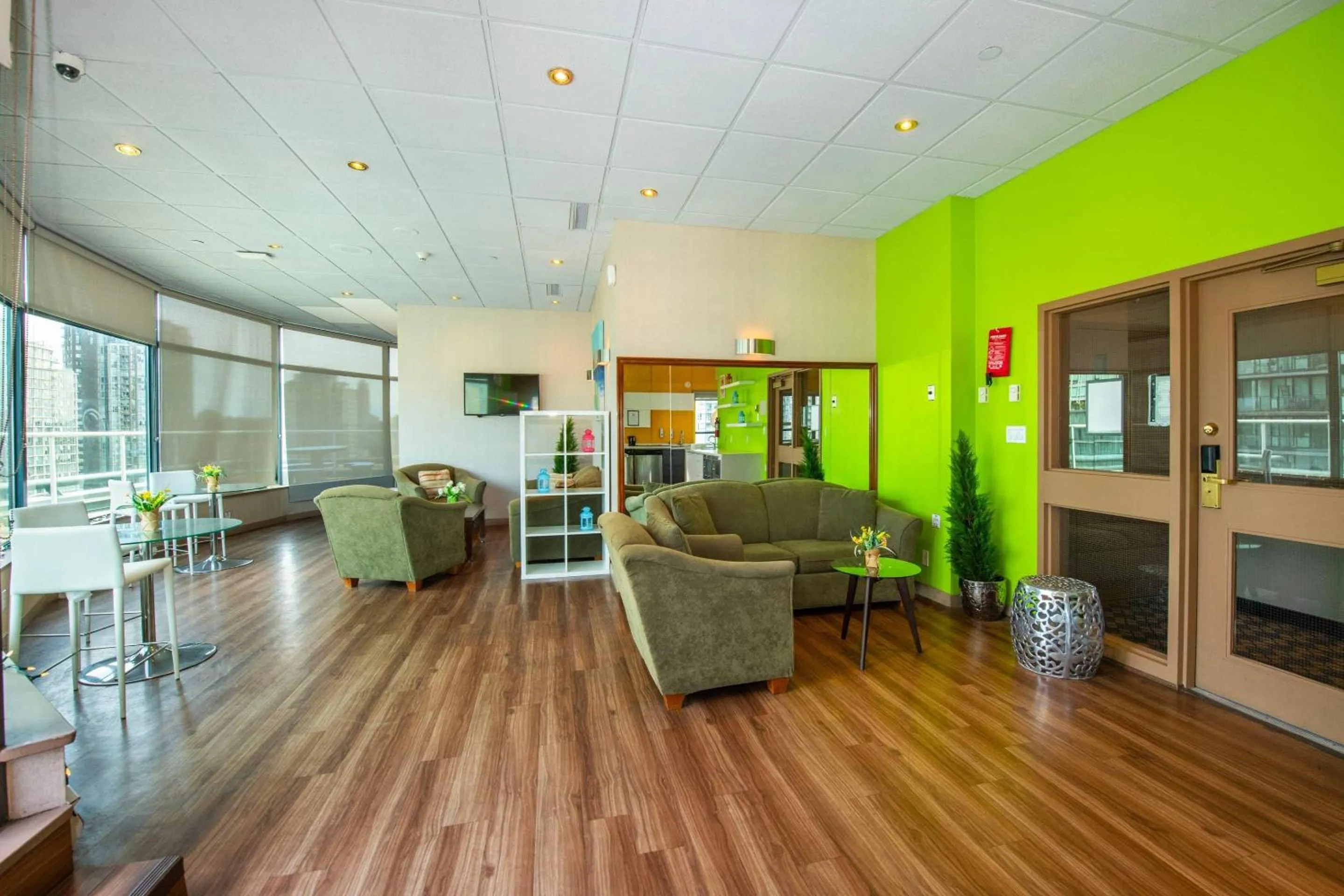 Lounge or bar in Grand Park Hotel & Suites Downtown Vancouver, an Ascend Collection Hotel