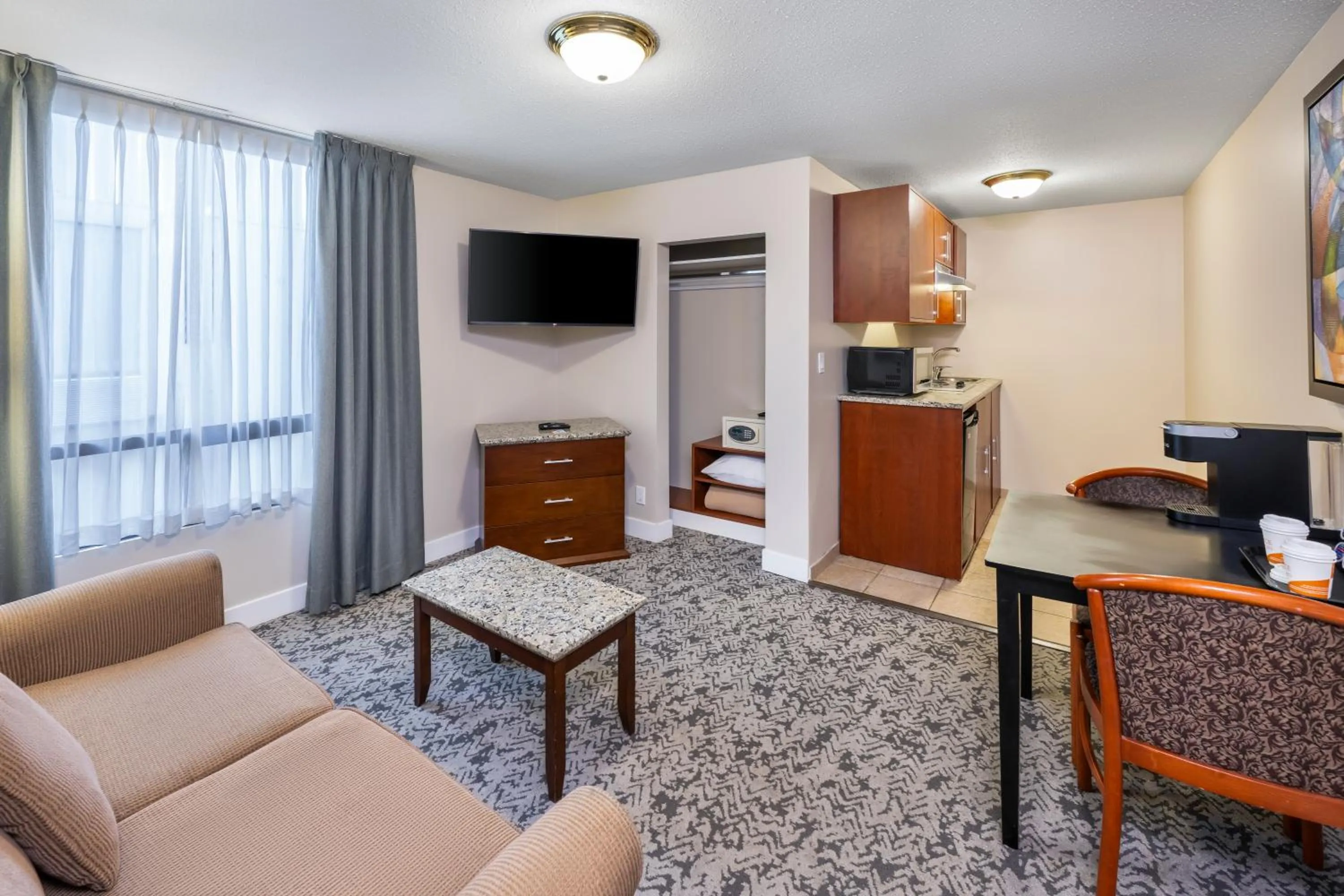 Kitchen or kitchenette in Quality Inn & Suites