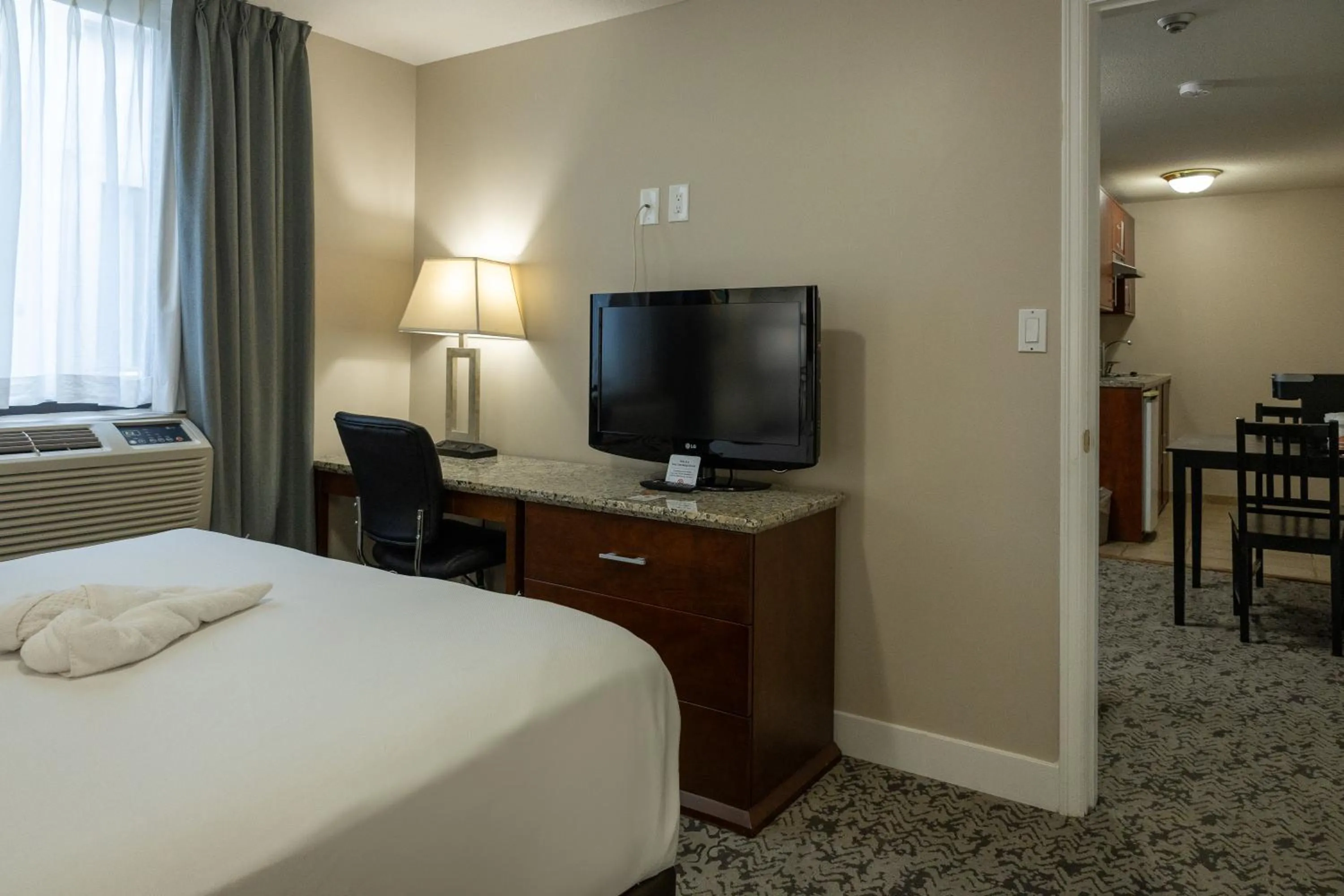 TV and multimedia, Bed in Quality Inn & Suites