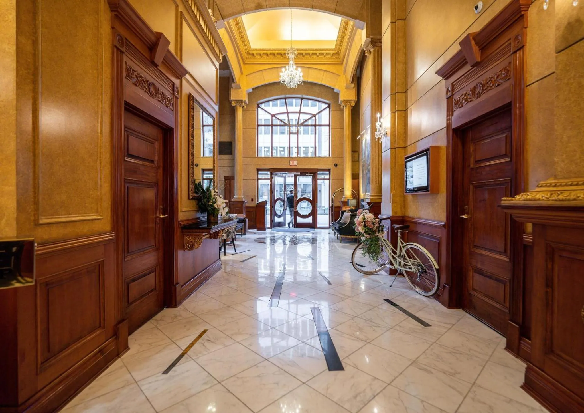 Lobby or reception in Hotel Le Soleil by Executive Hotels