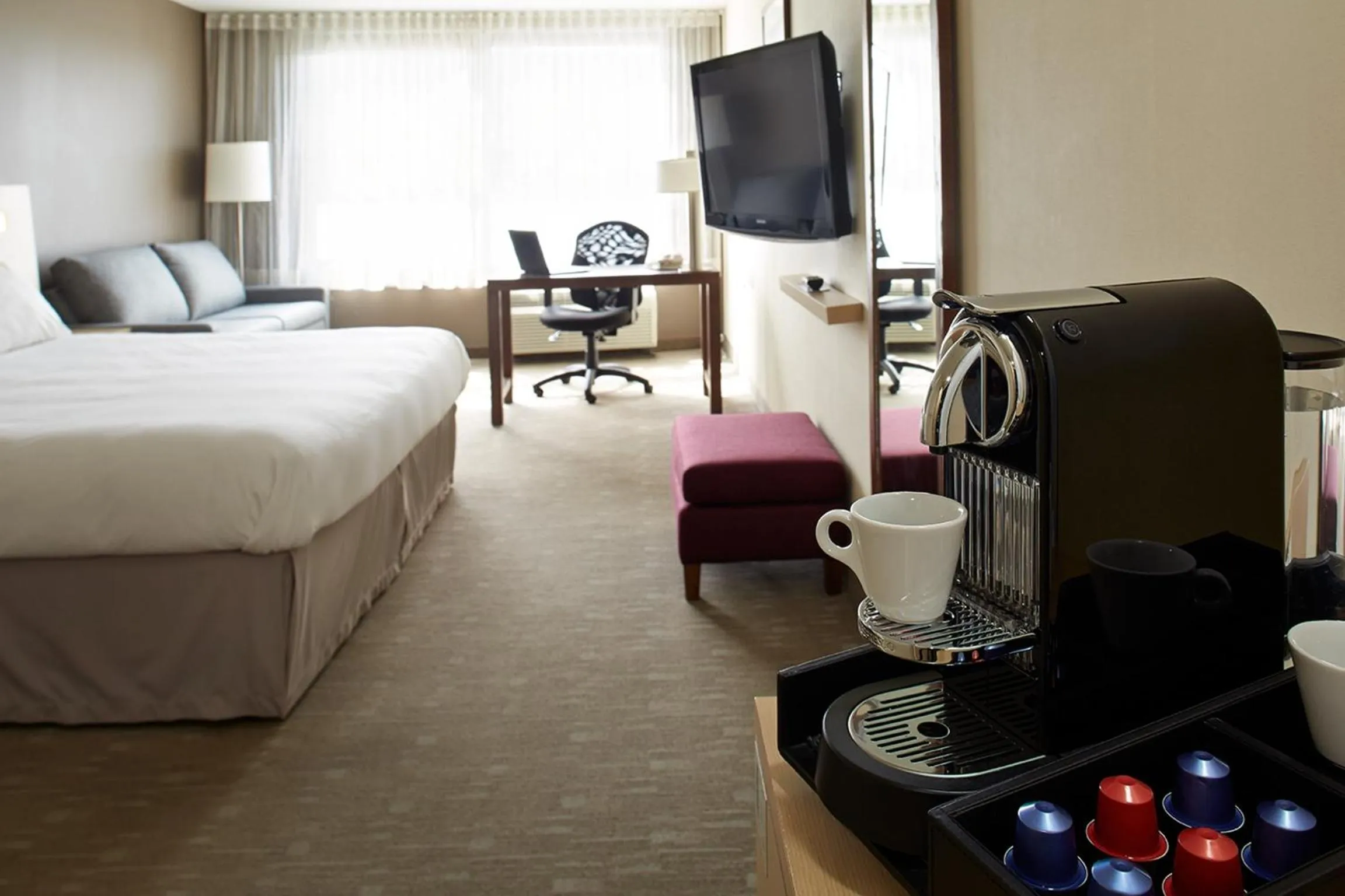 Coffee/tea facilities, Bed in Novotel Montréal Aéroport