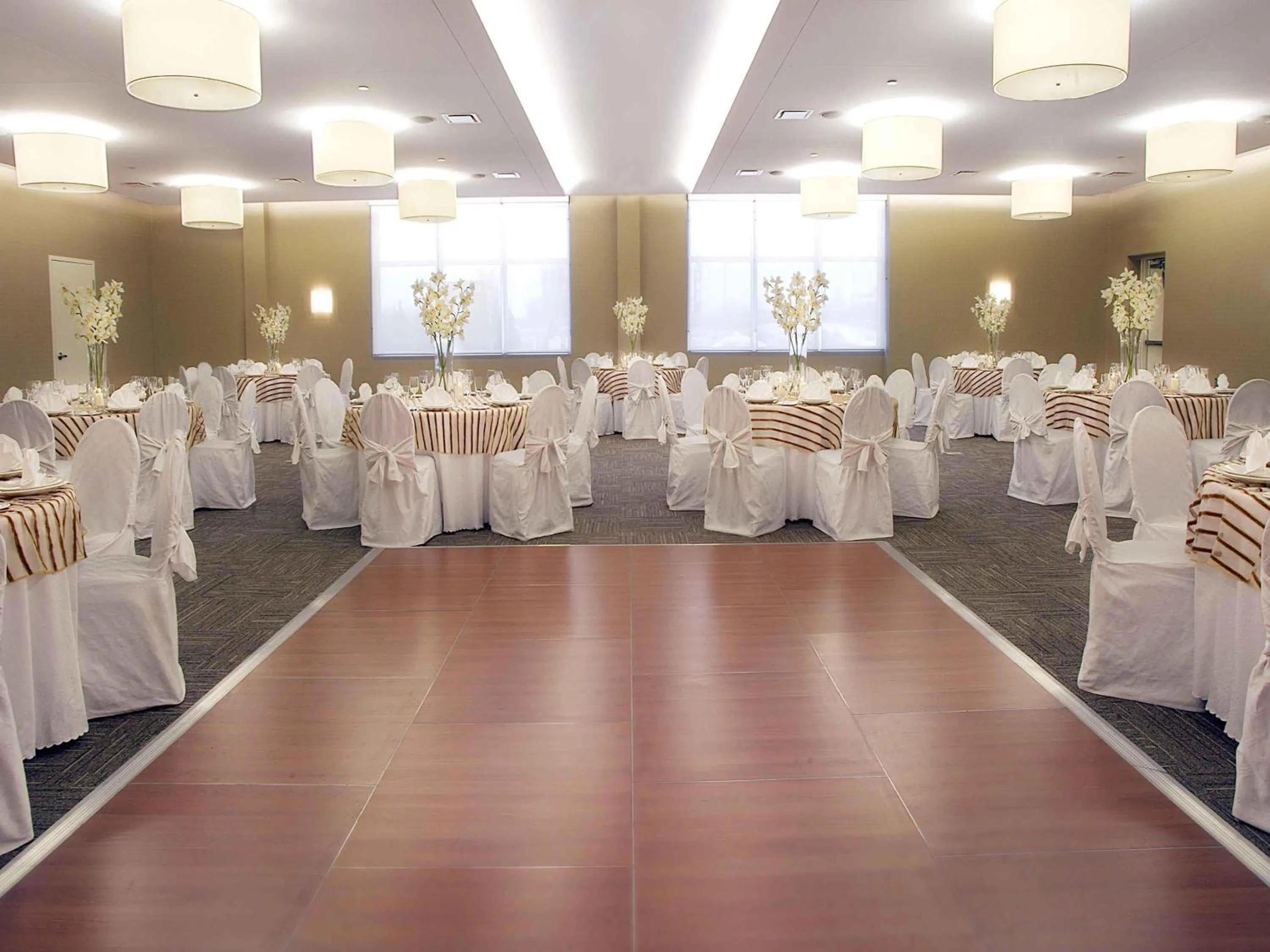 Meeting/conference room in Novotel Montréal Aéroport