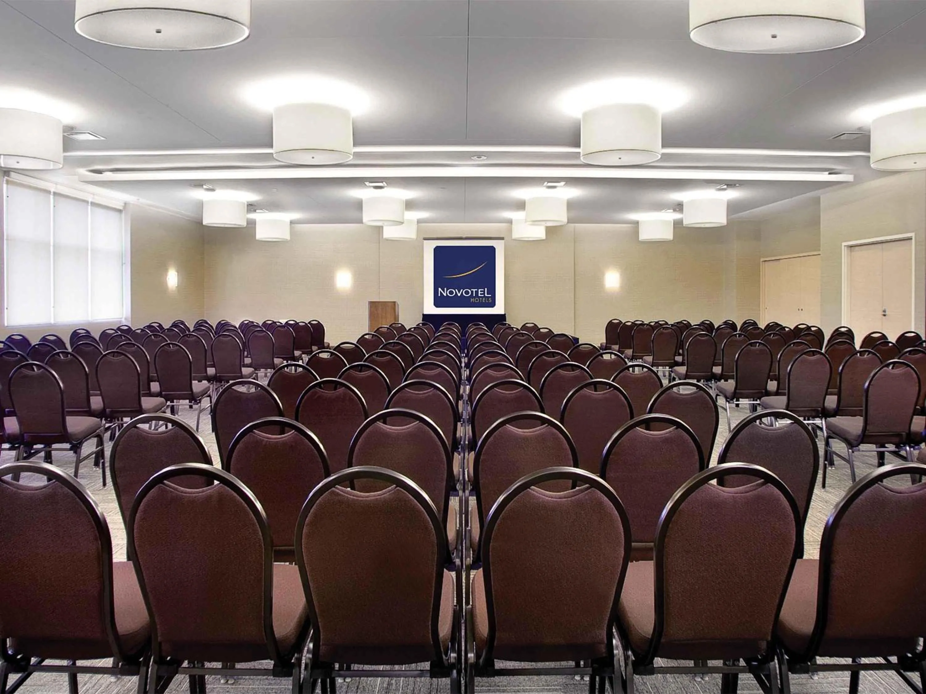 Meeting/conference room in Novotel Montréal Aéroport
