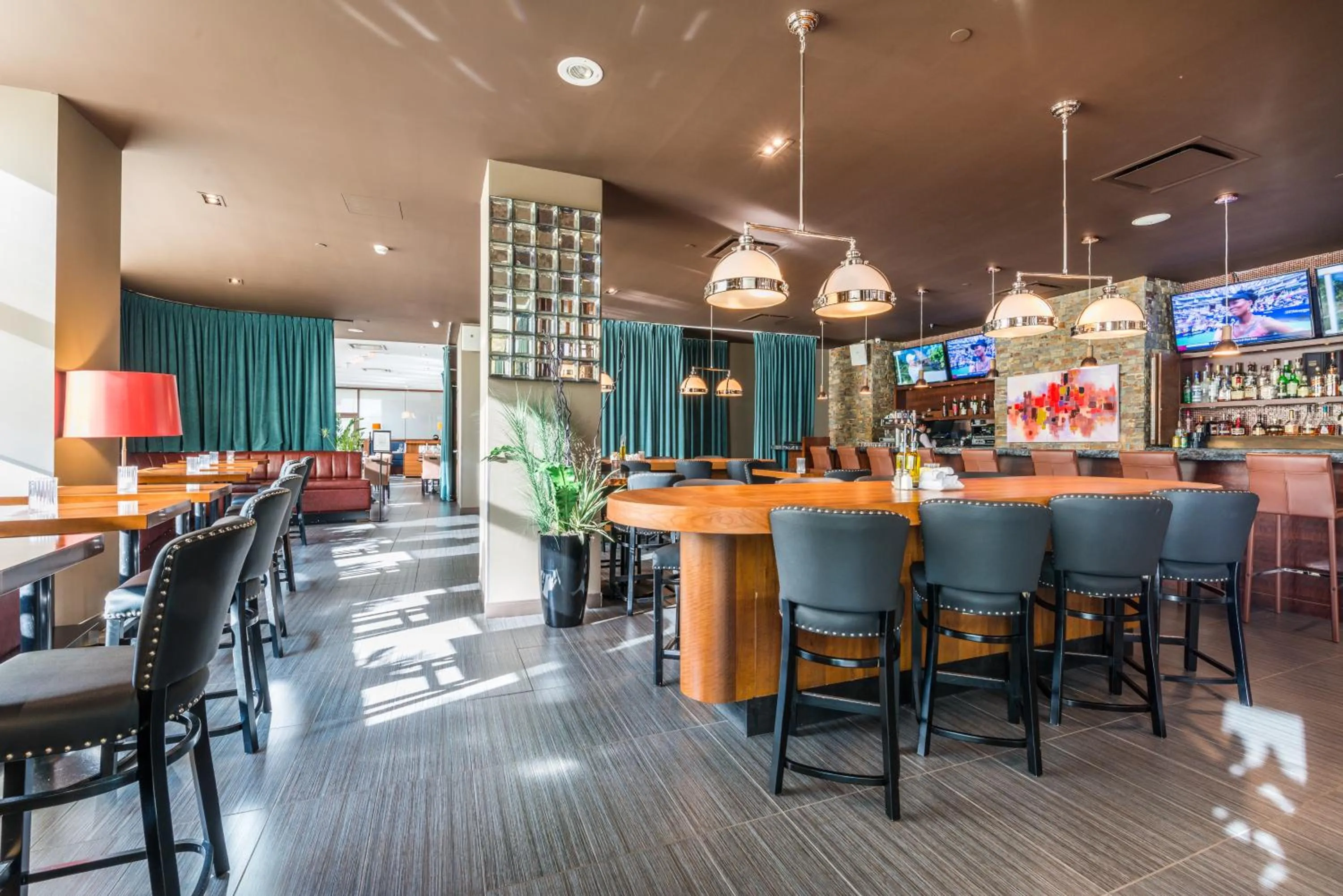 Restaurant/places to eat in Novotel Montréal Aéroport