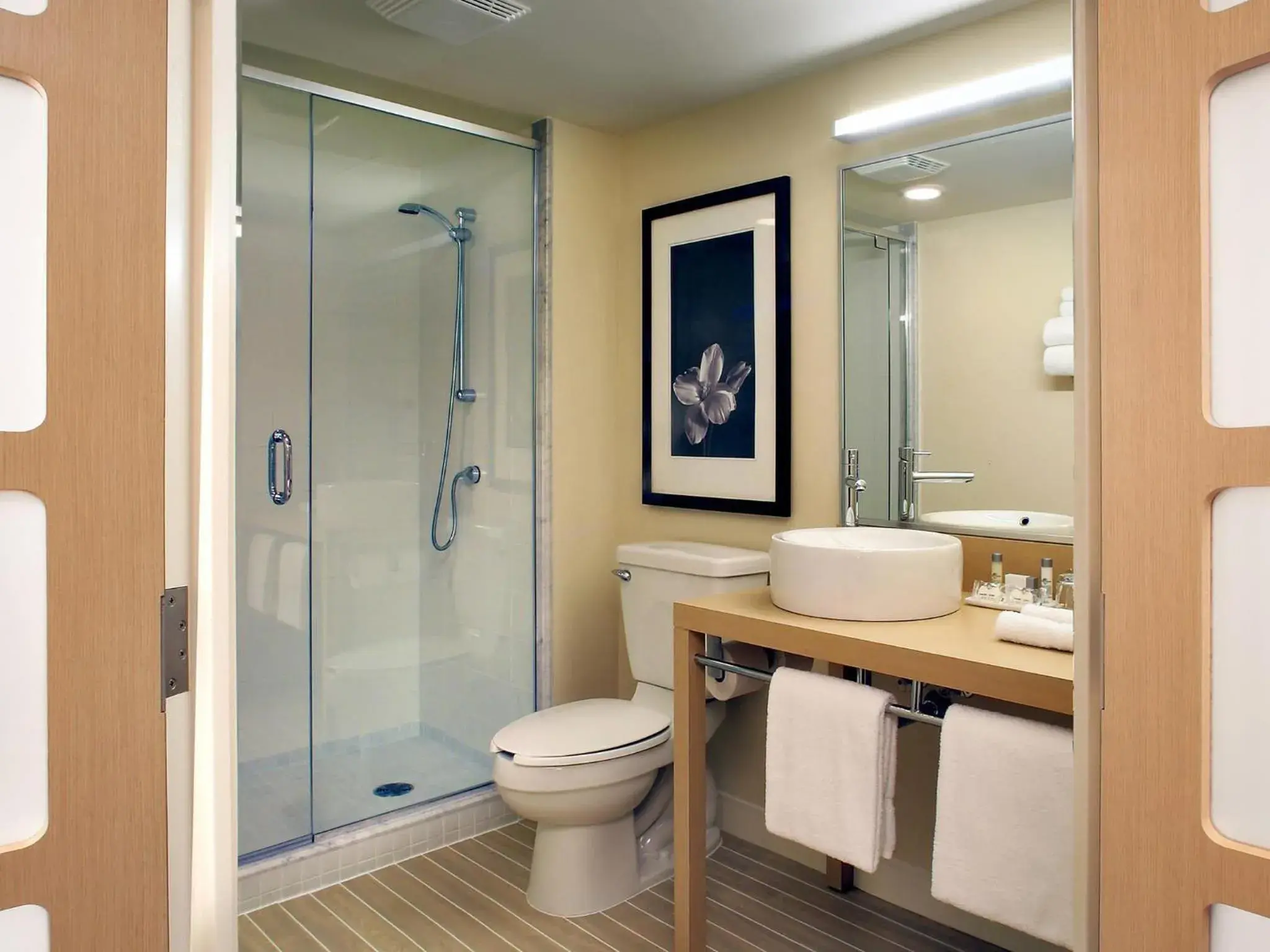 Superior Room with One King Bed in Novotel Montréal Aéroport Superior Room with One King Bed in Novotel Montréal Aéroport