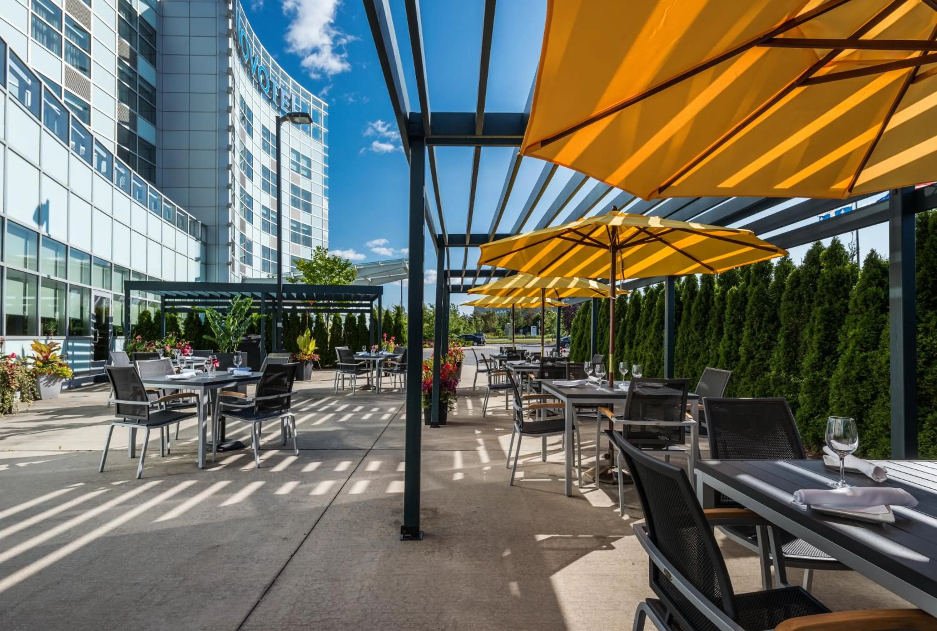 Patio in Novotel Montréal Aéroport